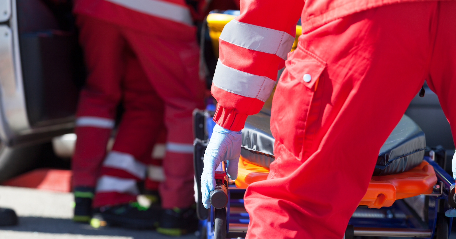 Zwei Sanitäer mit einer Bahre vor einem Rettungswagen | Credit: iStock.com/Mihajlo Maricic
