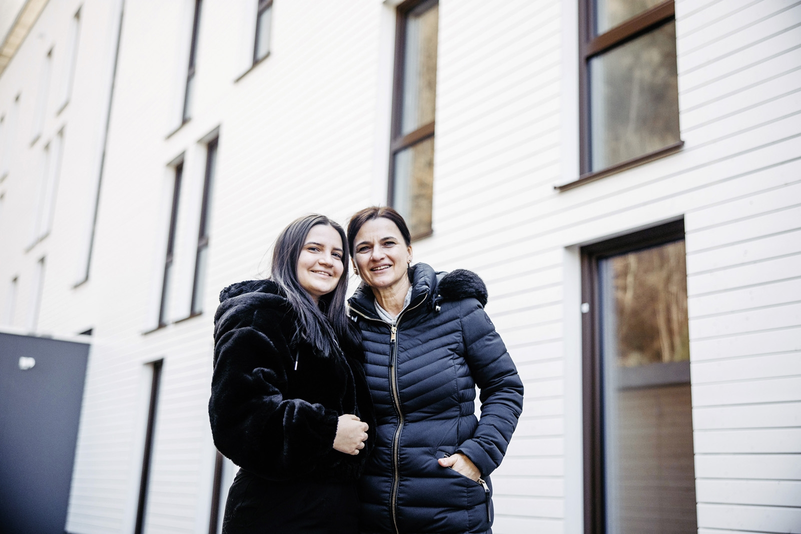 Die Wohnungen von Riva sind perfekt für junge Leute! Ich habe bereits eine Wohnung erworben und fühle mich dort sehr wohl.“ Sarah (24) mit ihrer Mutter