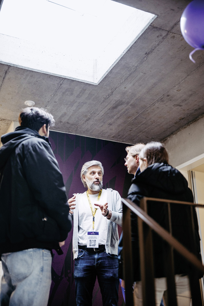 Informationen aus erster Hand: Alexander (RIVA Planung &amp; Projektentwicklung) im Gespräch mit Besuchern.