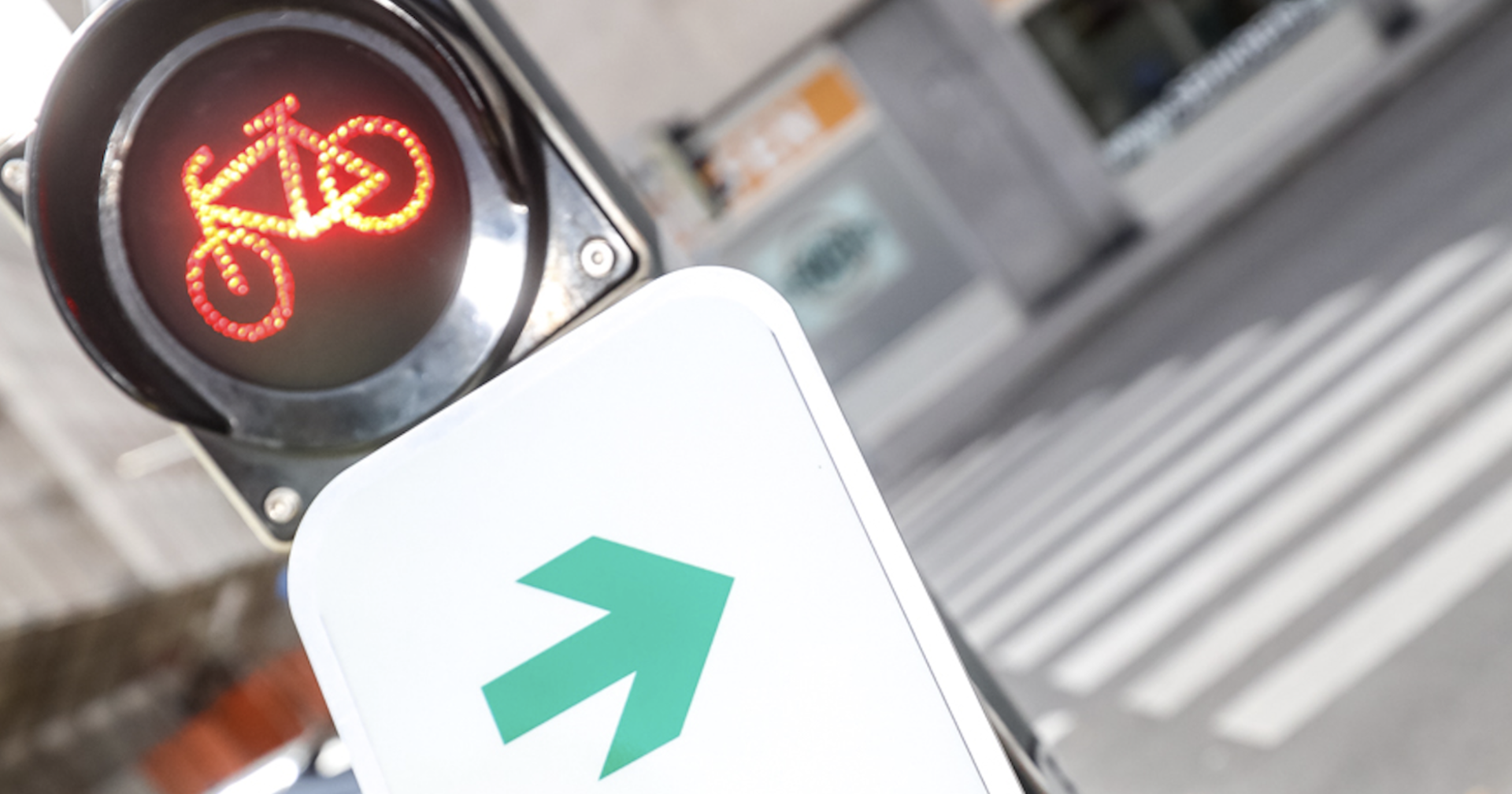 Rote Fahrradampel mit einem grünen Rechtsabbiegepfeil | Credit: PID/Christian Fürthner