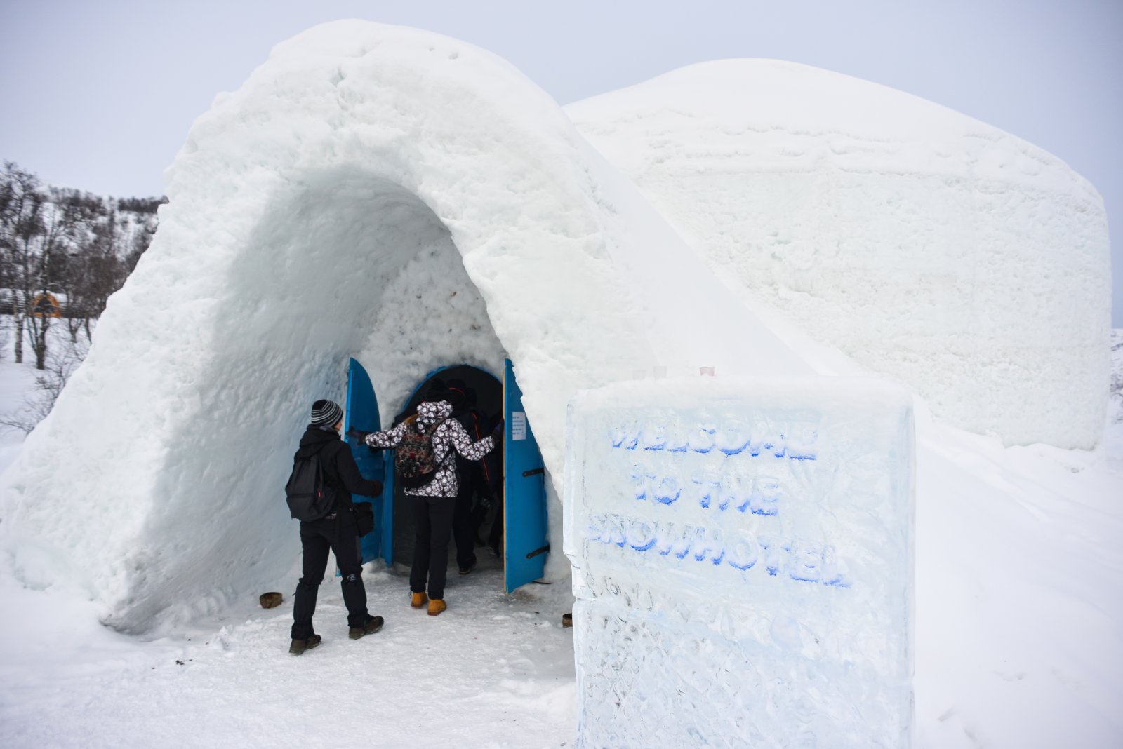 Besucher stehen vor dem Schneehotel in Kirkenes