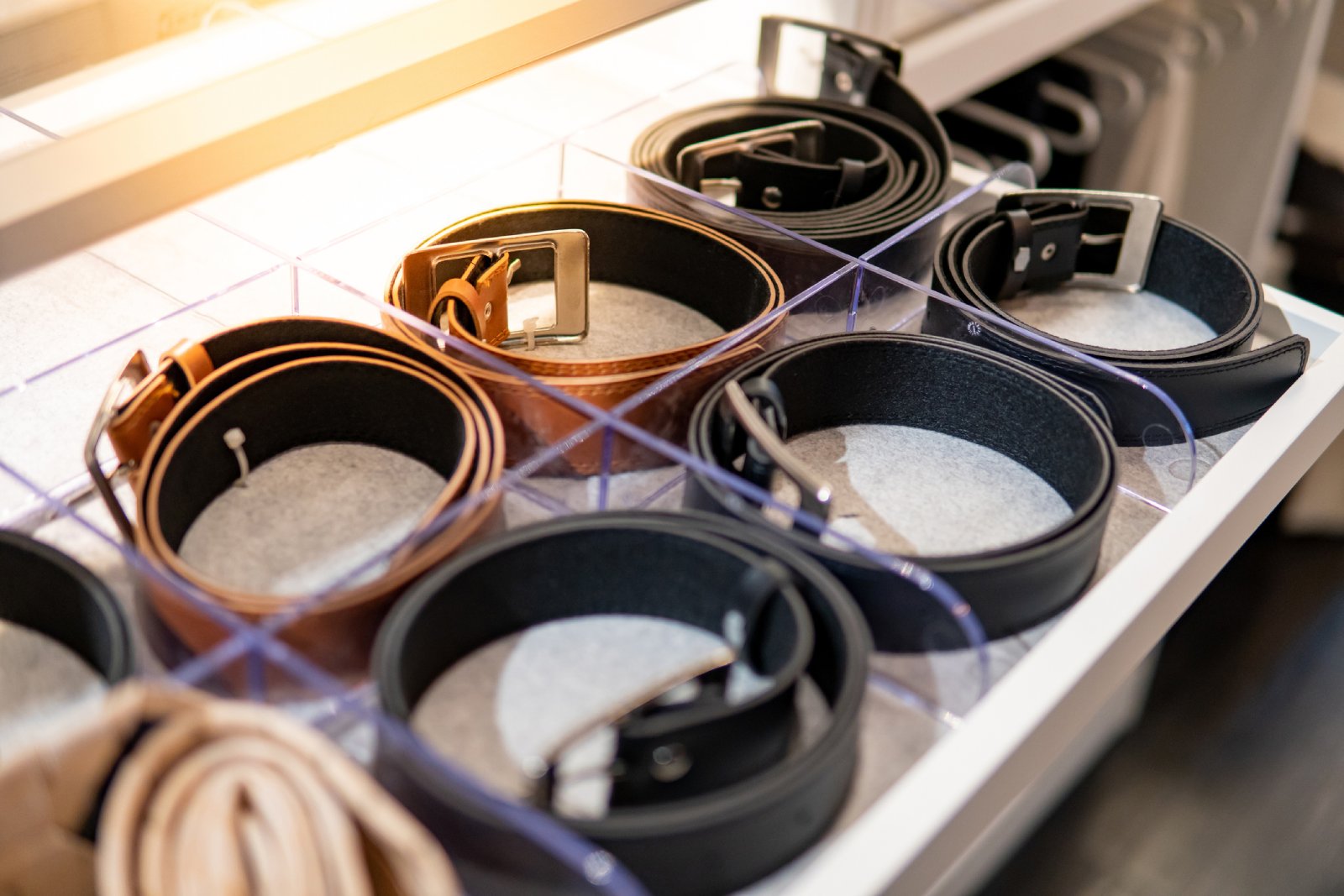 Gürtel liegen geordnet in einer Box | Credit: iStock.com/Zephyr18