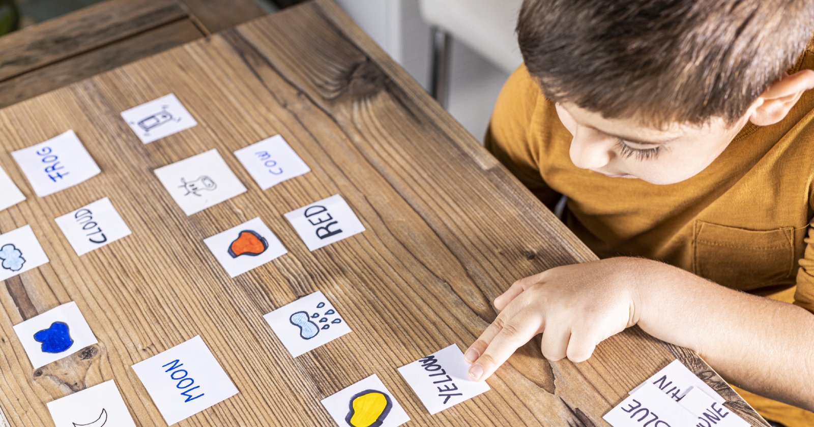 Kind lernt Sprachen mit Kärtchen | Credit: iStock.com/coscaron