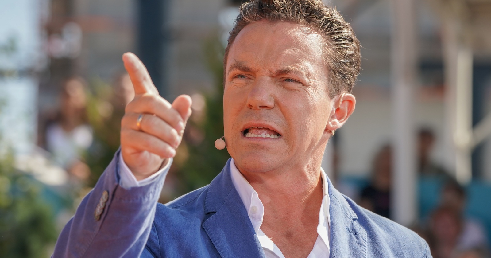 Schlagersänger Stefan Mross zeigt mit Finger ins Publikum  | Credit: Hofer, Günter / Action Press / picturedesk.com