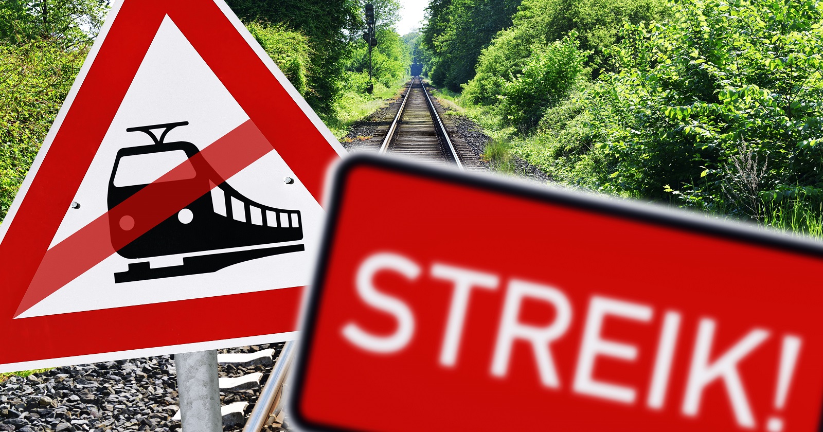 Fotomontage einer Bahnstrecke mit Warnschildern: Streik und ein durchgestrichener Zug
