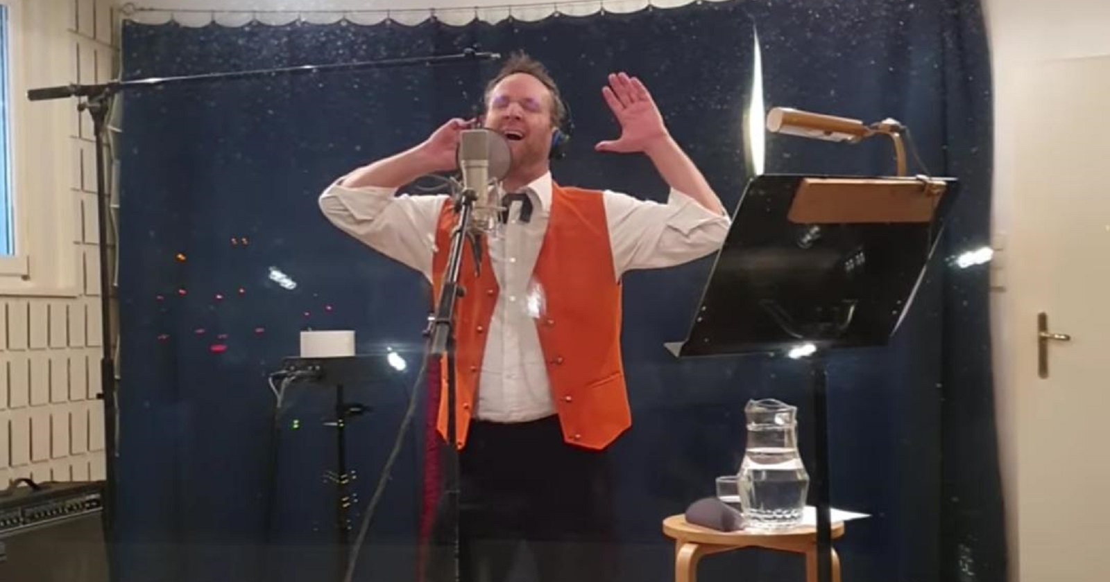 Matthias Strolz in Vorarlberger Tracht beim inbrünstigen Singen in einem Musikstudio