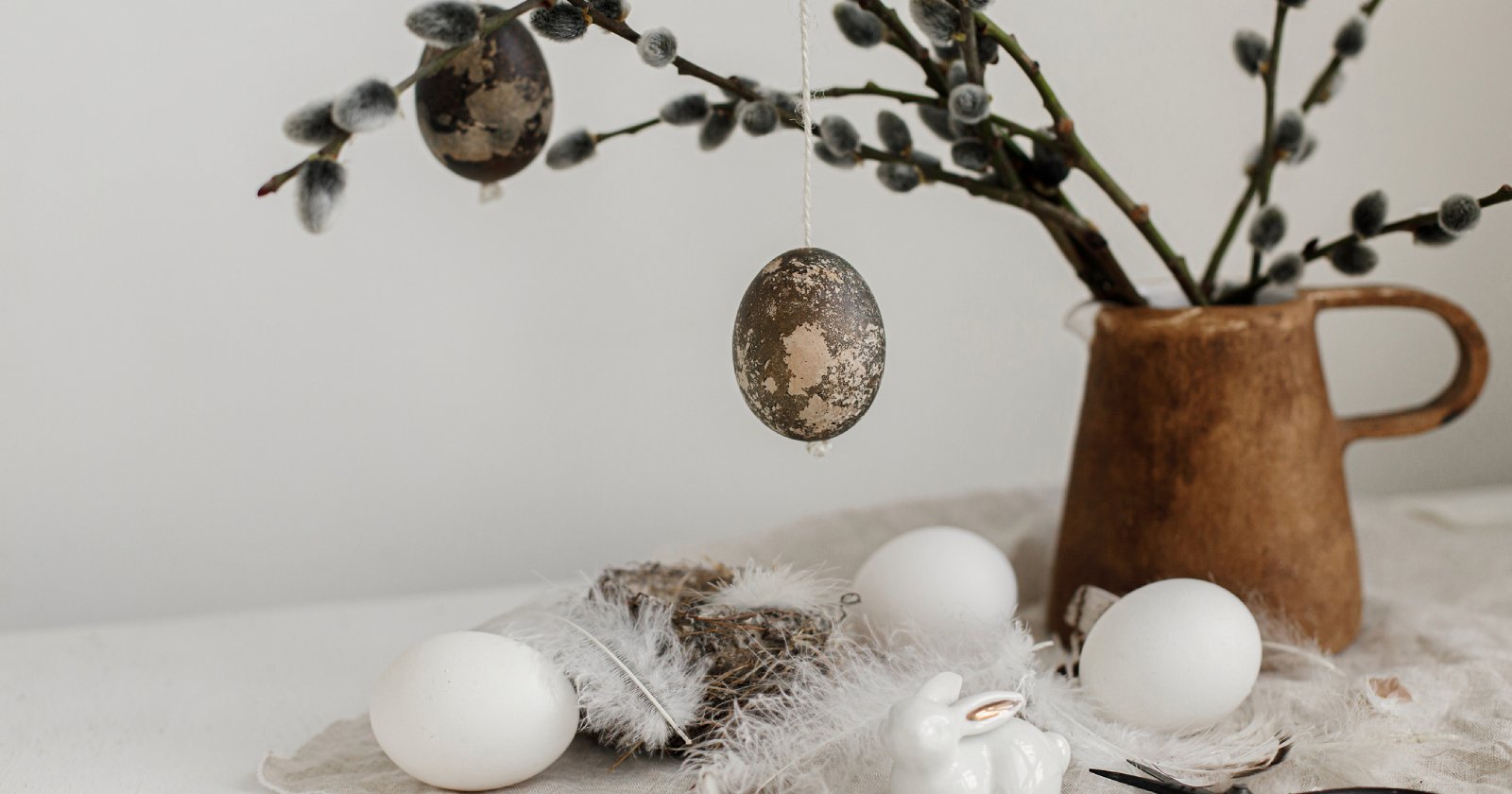 Ein Osterstrauch steckt in einer Vase mit Schwarz-Weißer Deko | Credit: iStock,com/Bogdan Kurylo