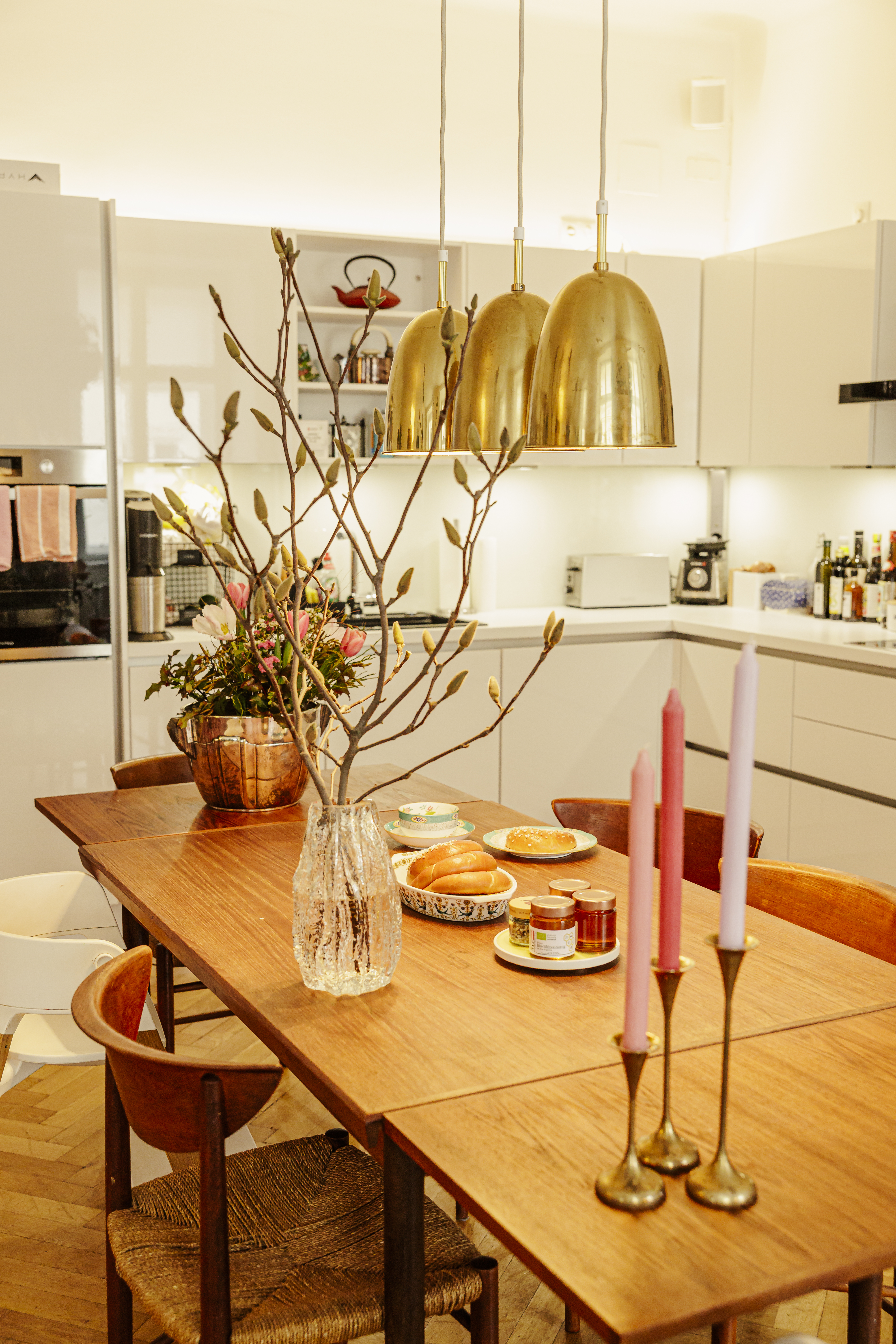 Esstisch mit Kerzen und Blumen