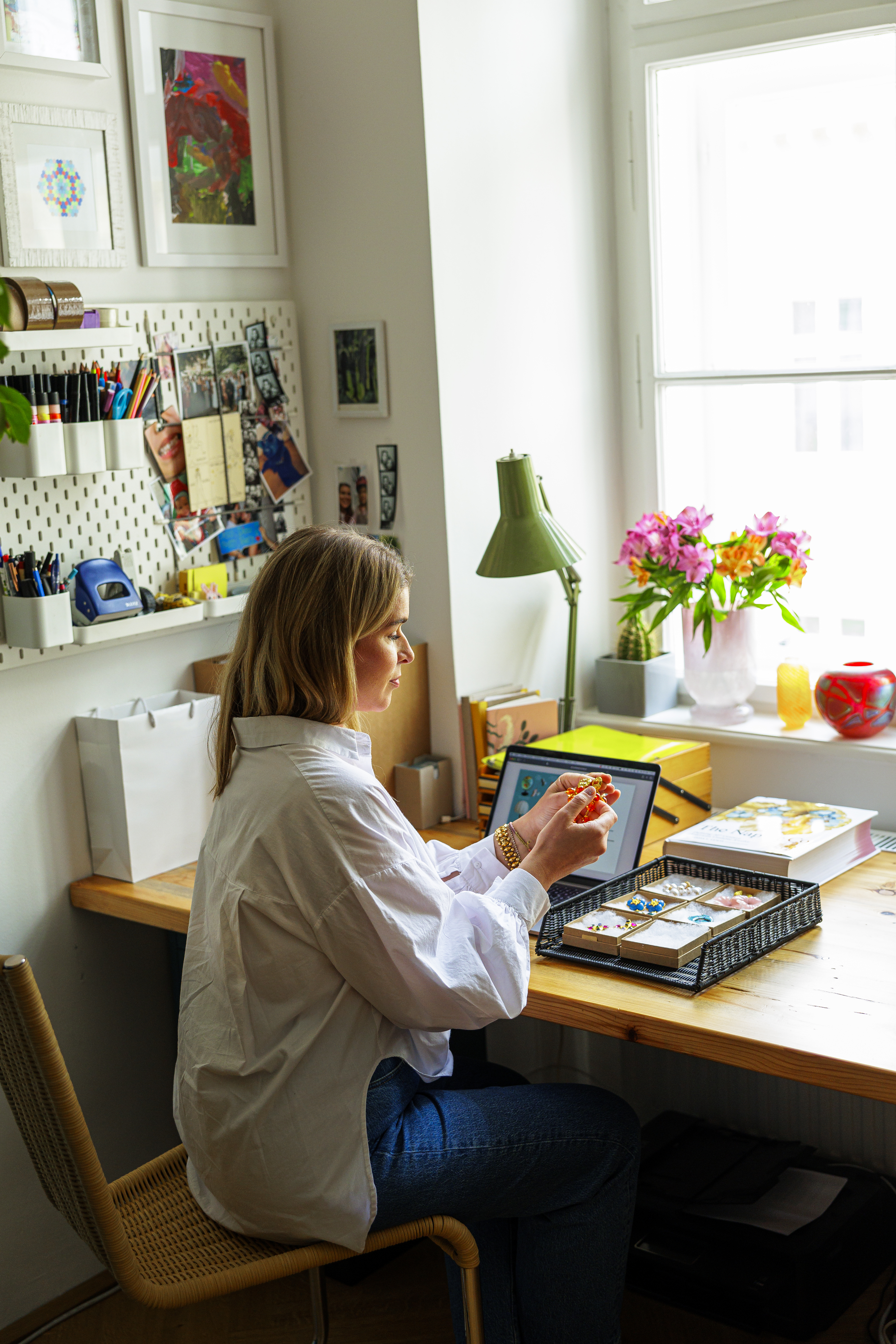 Verena Barth arbeitet an ihrer Schmuckkollektion