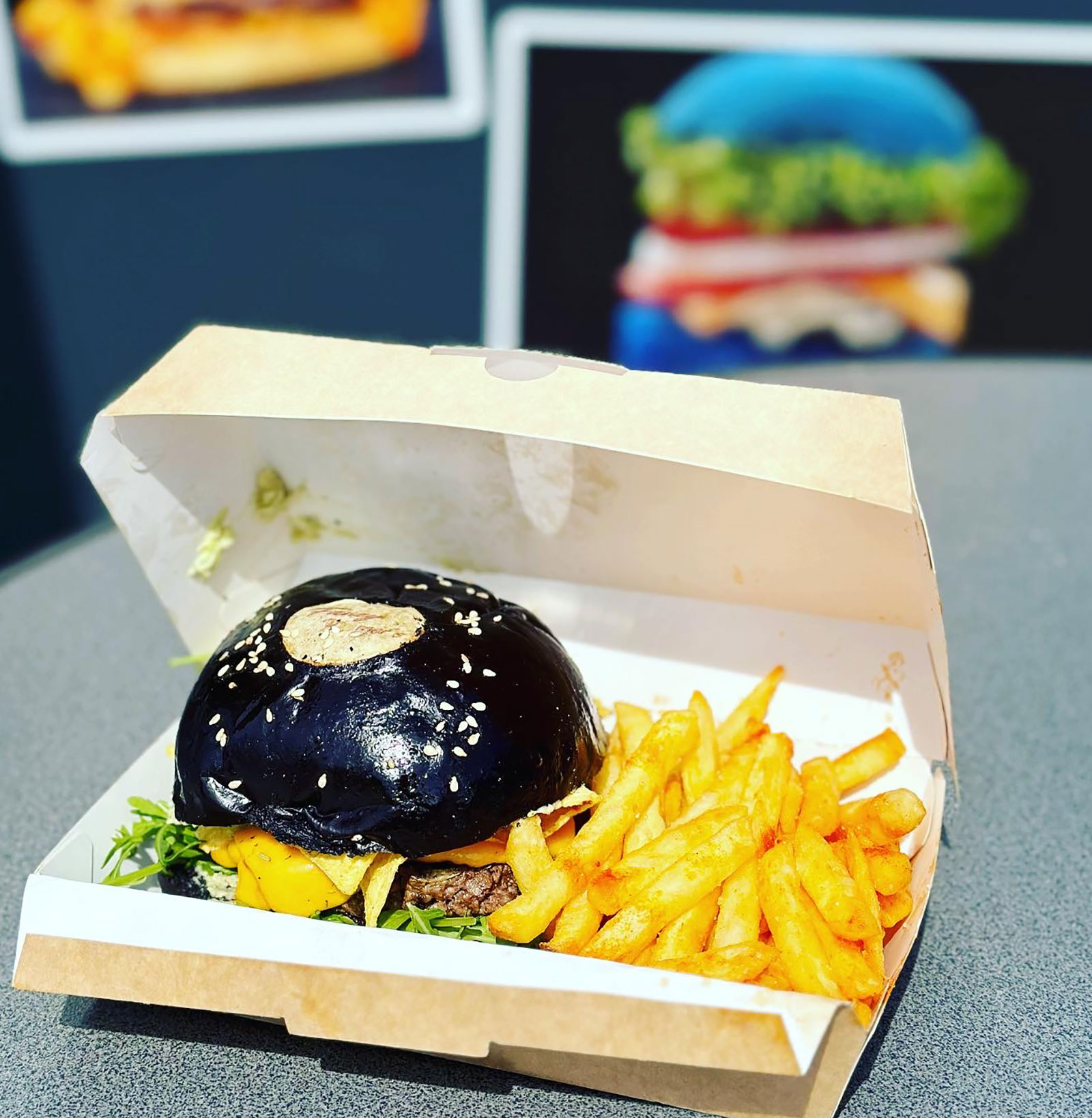 Schwarzer Burger mit Pommes | Credit: Fancy Burgers