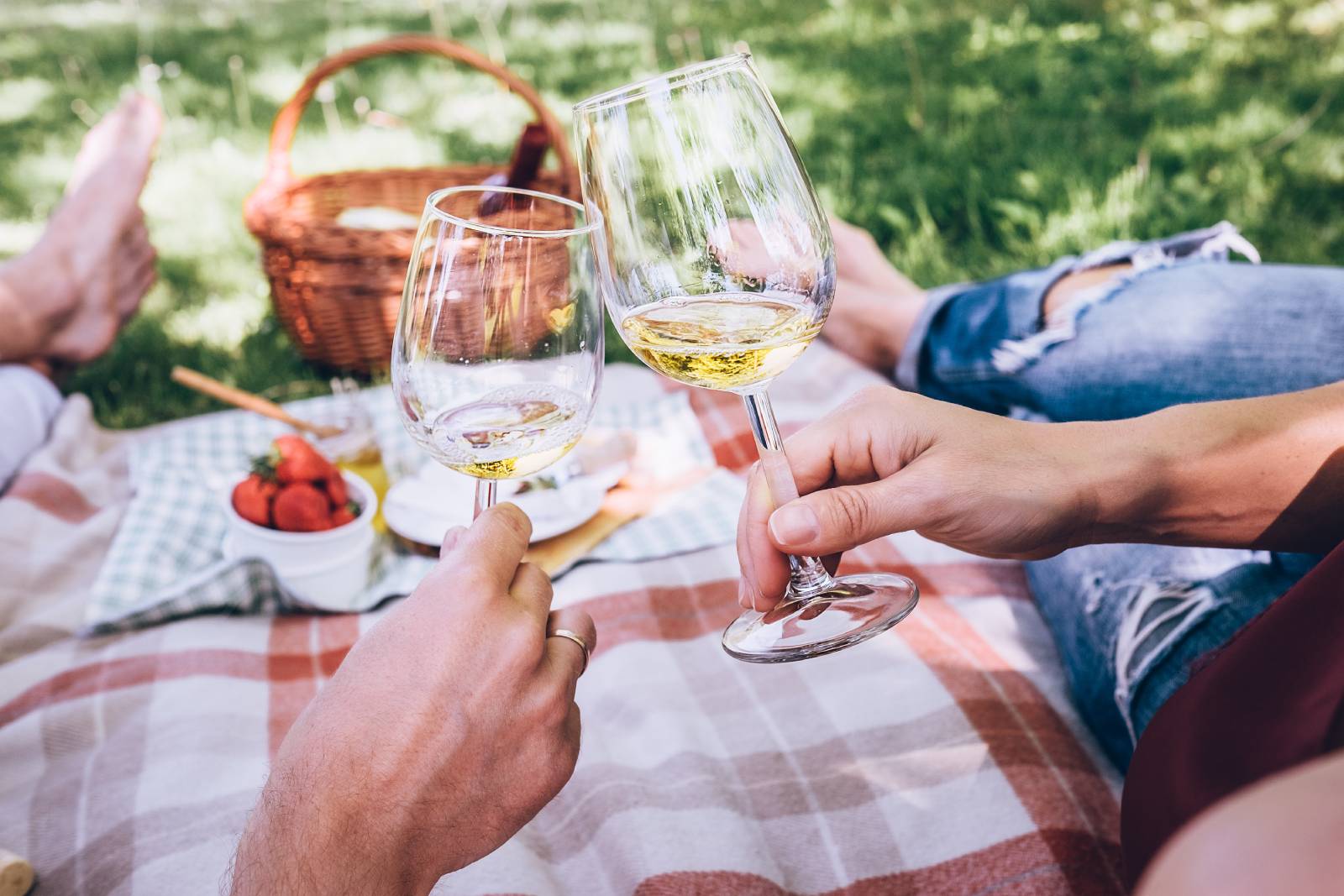 Paar beim Weintrinken im Rahmen eines Picknicks | Credit: iStock.com/Solovyova