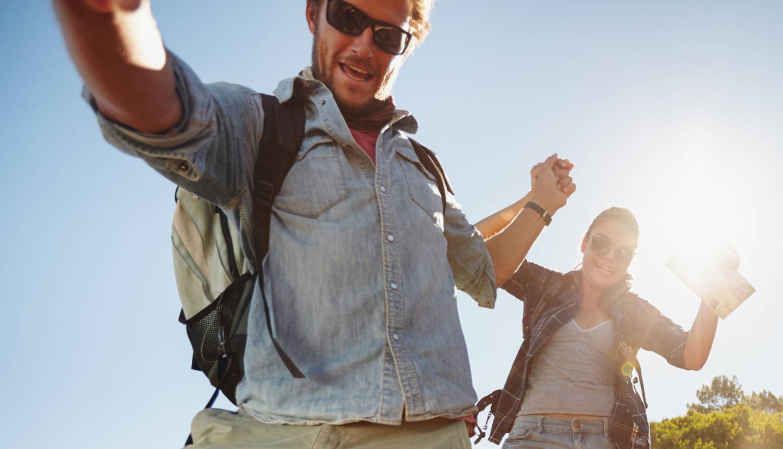 Junges Paar Hand in Hand beim Wandern | Credit: iStock.com/jacoblund
