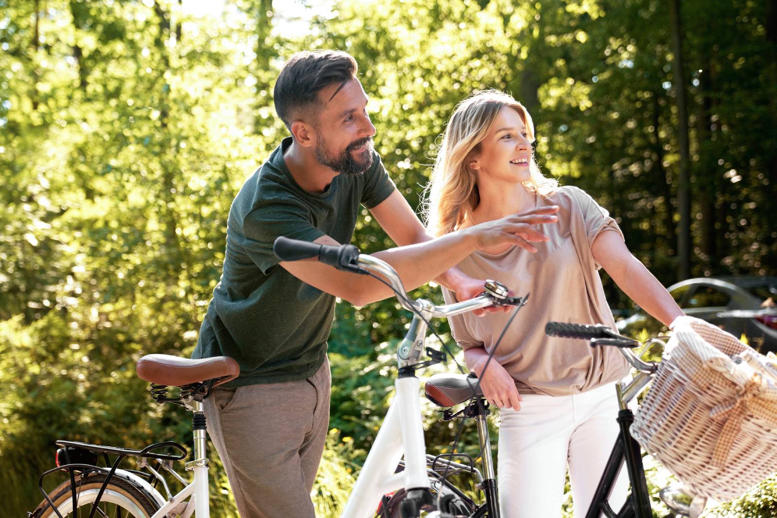 Glückliches Paar beim gemeinsamen Radausflug | Credit: iStock.com/gpointstudio
