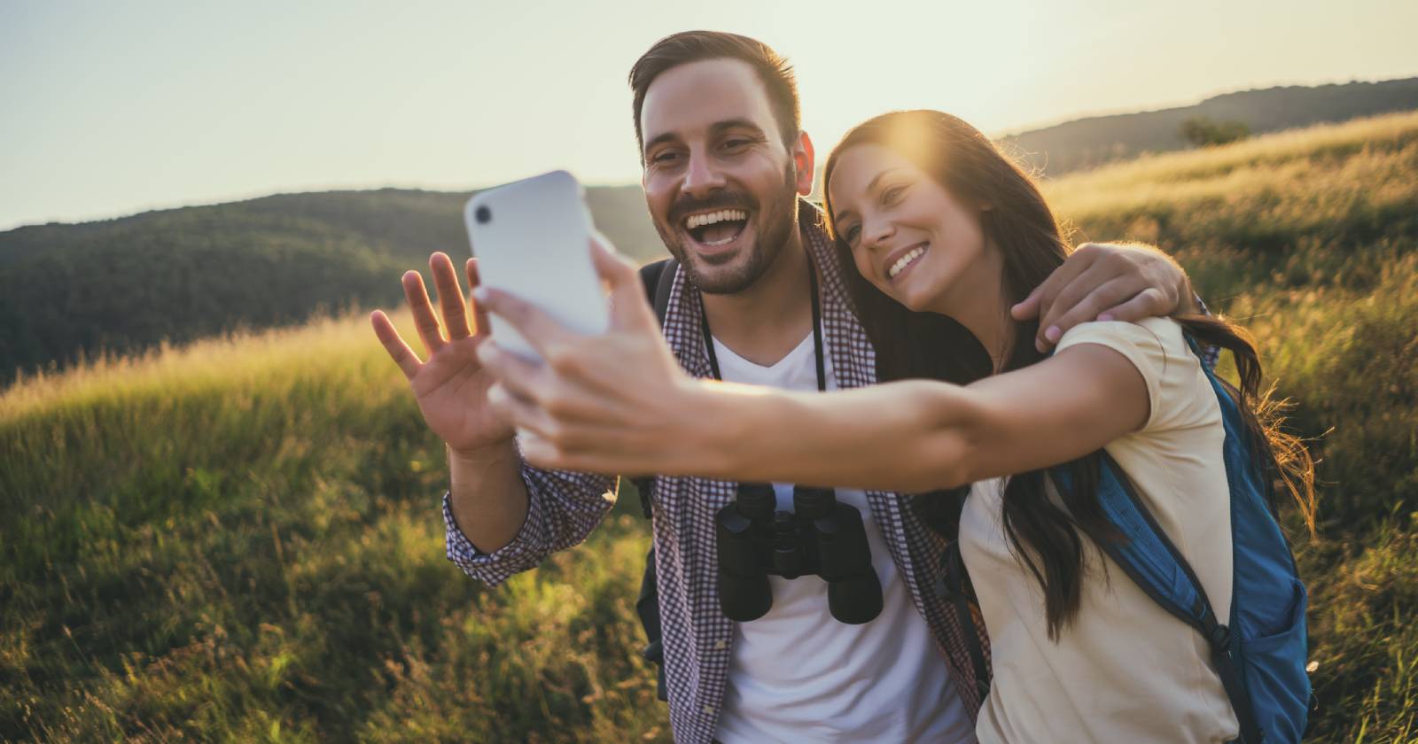 Junges Paar beim Erstellen eines Selfies | Credit: iStock.com/Photodjo