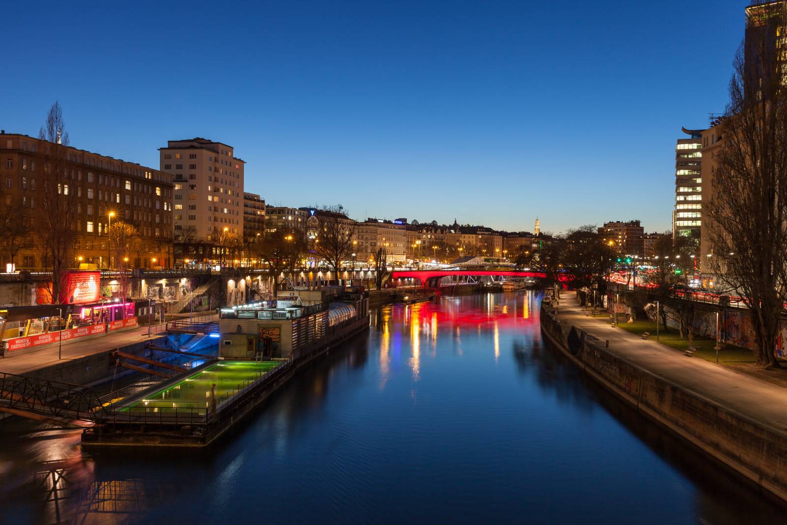 Das Badeschiff am Donaukanal bei Nacht | Credit: Gerhard Wild / picturedesk.com