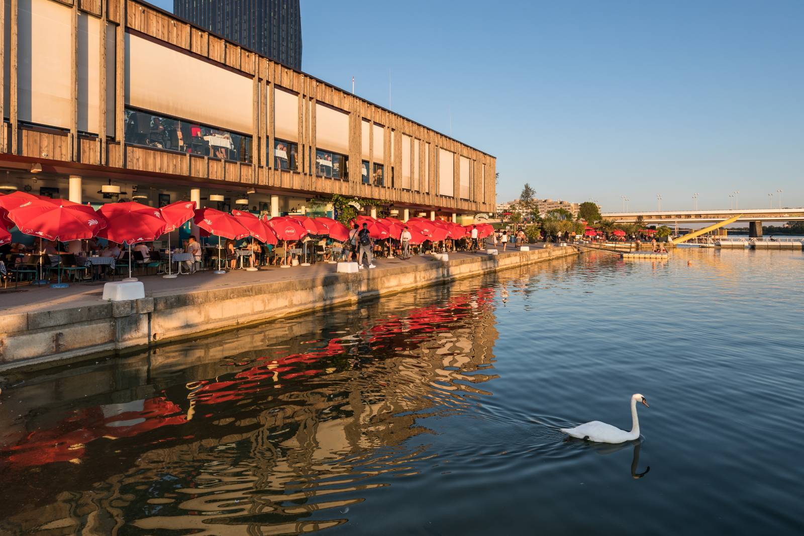 Der Copa Beach in Wien bei Sonnenuntergang | Credit: Gerhard Wild / picturedesk.com