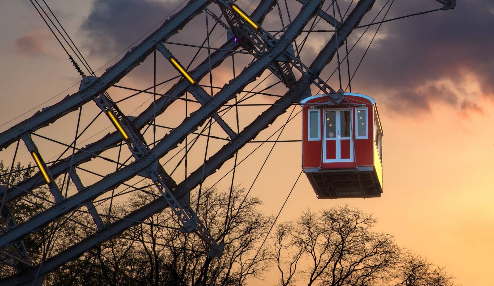 Gondel des Wiener Riesenrades bei Sonnenuntergang | Credit: iStock.com/Raphael Meier