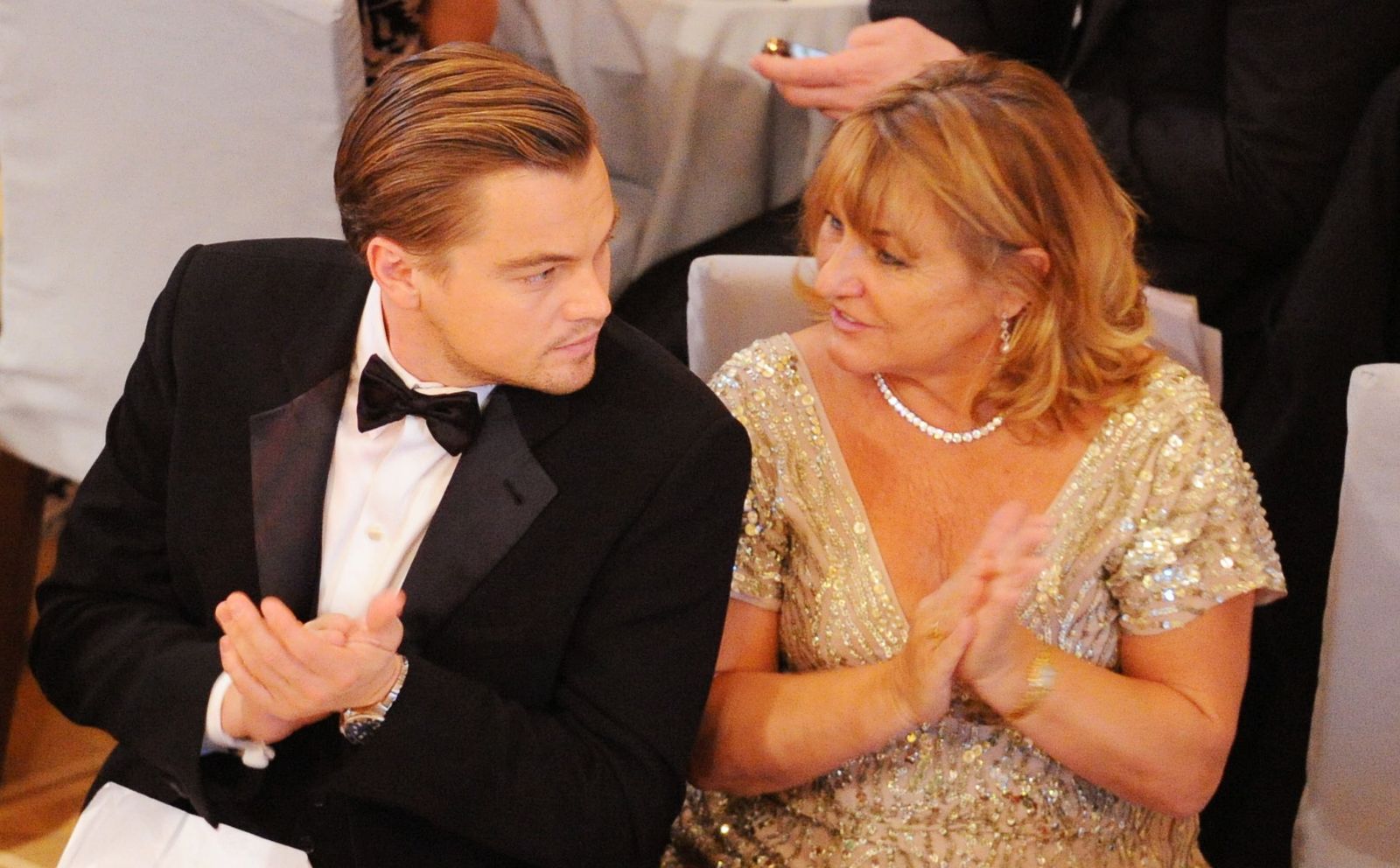 Leonardo DiCaprio und Irmelin Indenbirken quatschen auf einem Event.