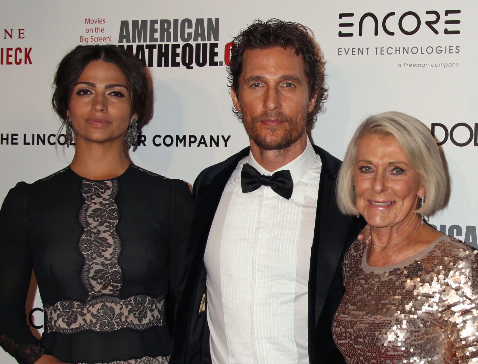 Matthew McConaughey mit Frau Camila Alves und seiner Mutter Kay McConaughey.