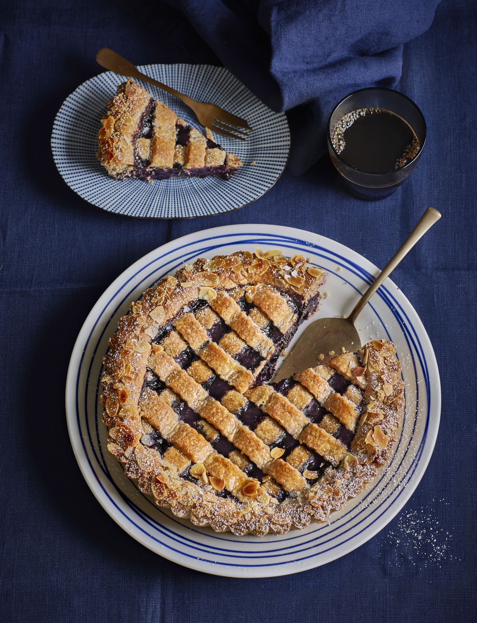 Eine traditionelle Linzertorte auf einem Teller.