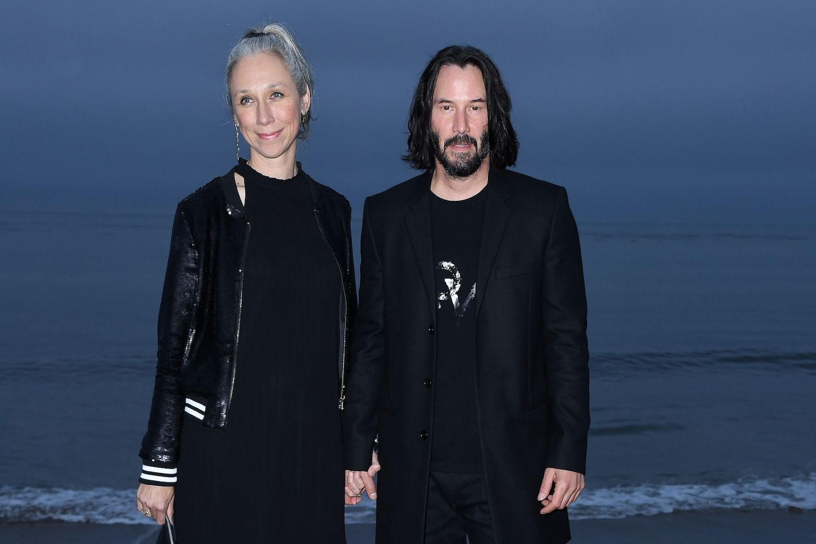 Keanu Reeves und Alexandra Grant schwarz gekleidet bei einem Event.