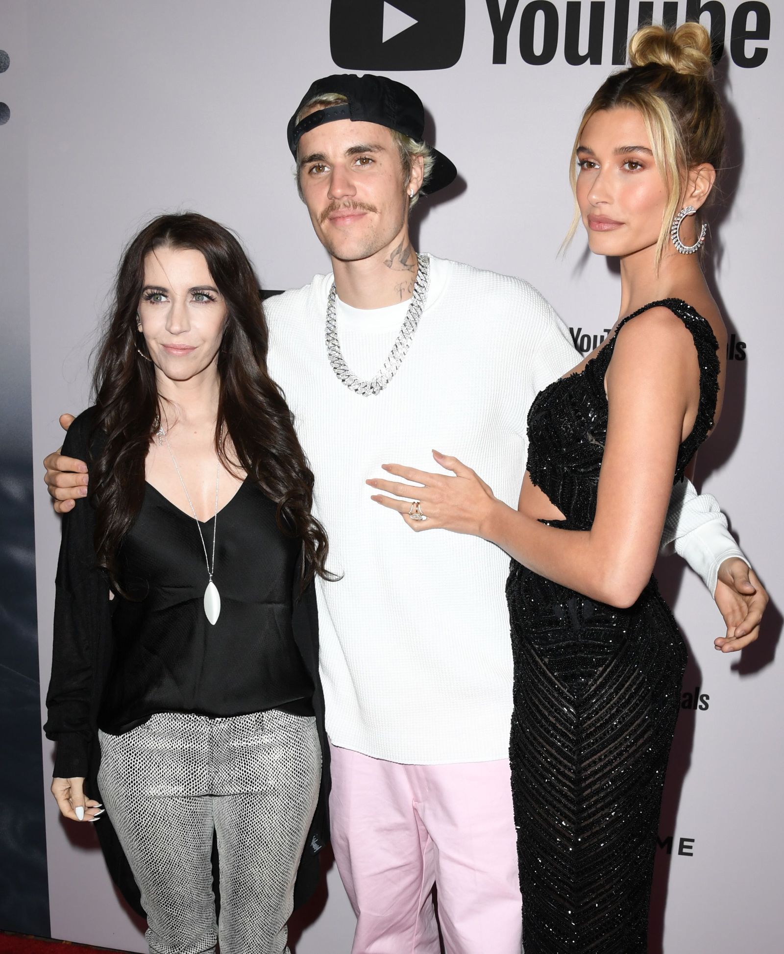 Justin Bieber mit Mama Pattie (li.) und Ehefrau Hailey auf eine Veranstaltung.
