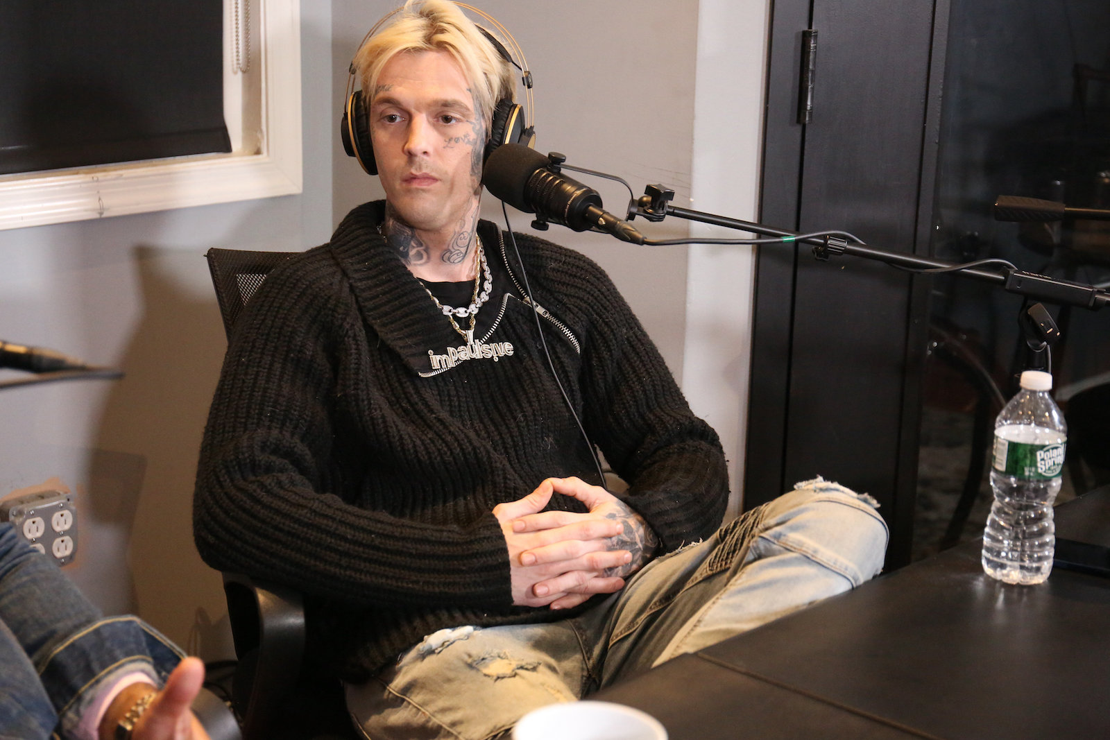 Aaron Carter mit Kopfhörer bei einem Radiointerview