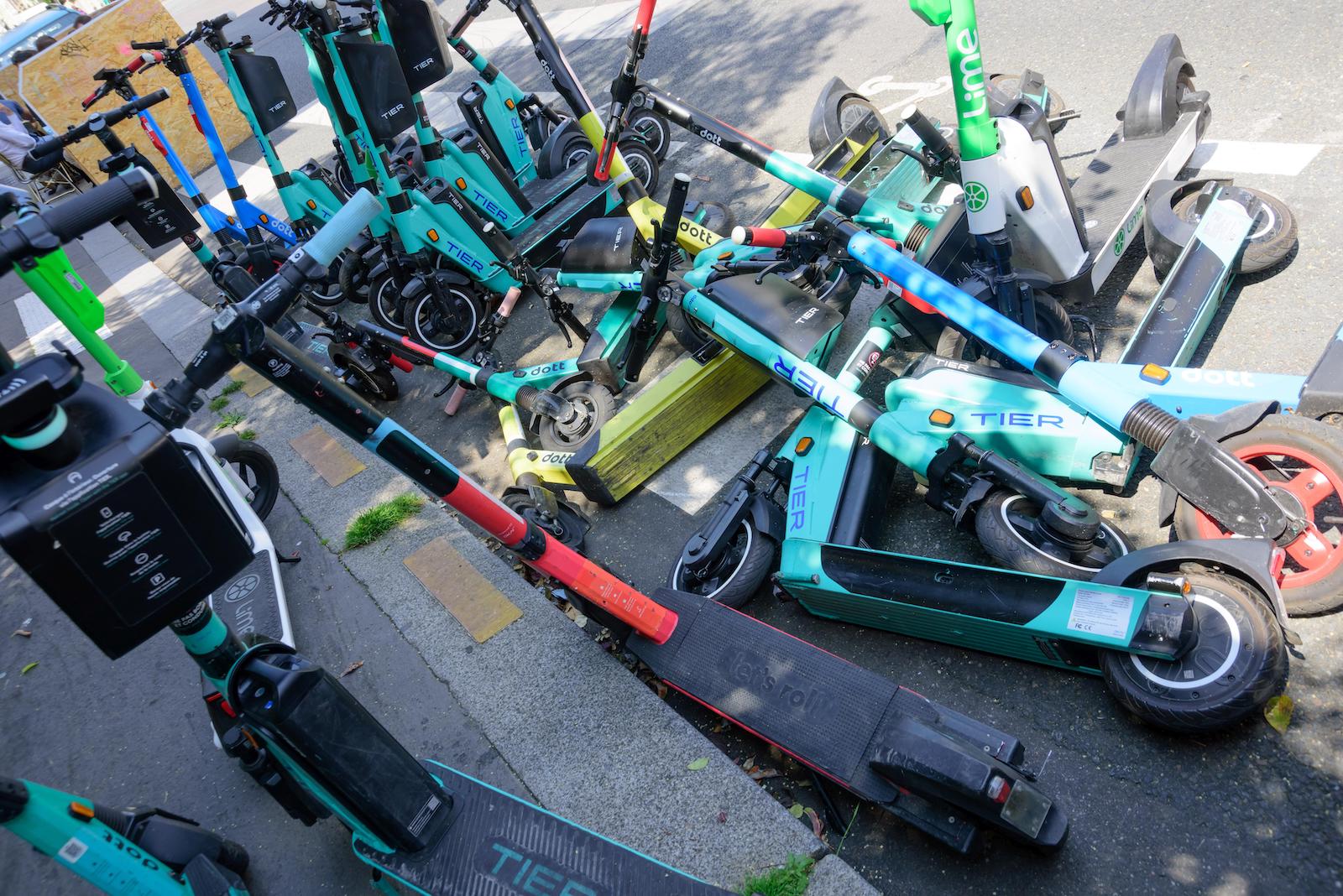 E-Scooter liegen auf der Straße herum