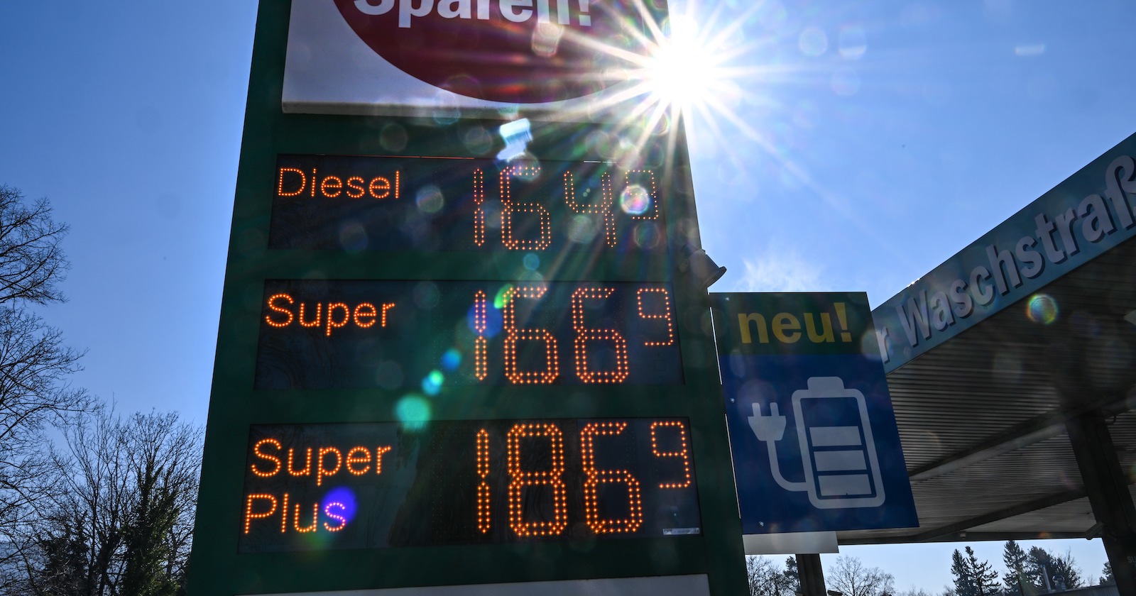 Spritpreis-Anzeigetafel an einer Tankstelle.