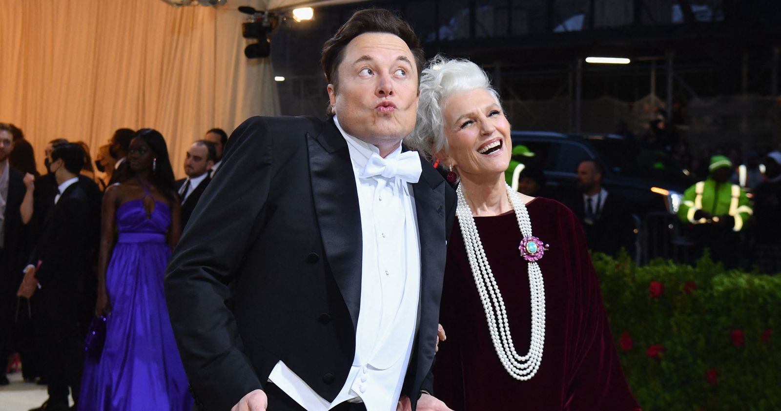 Elon Musk albert mit Mutter Maye auf der MET-Gala.