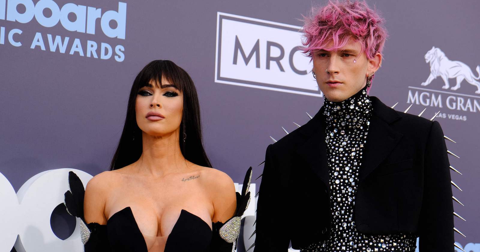 Megan Fox und Maschine Gun Kelly mit pinken Haaren auf einem Event.