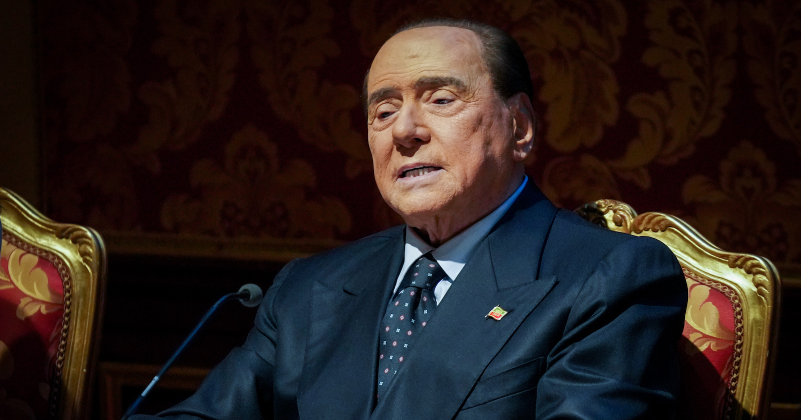 Silvio Berlusconi in einem blauen Anzug.