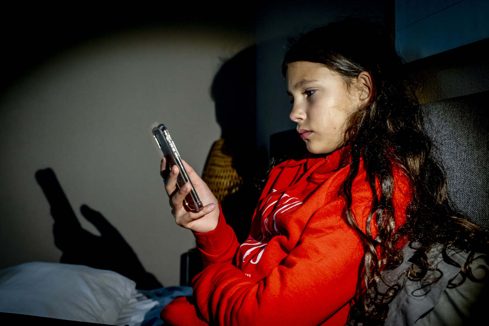 Mädchen schaut in sein Handy