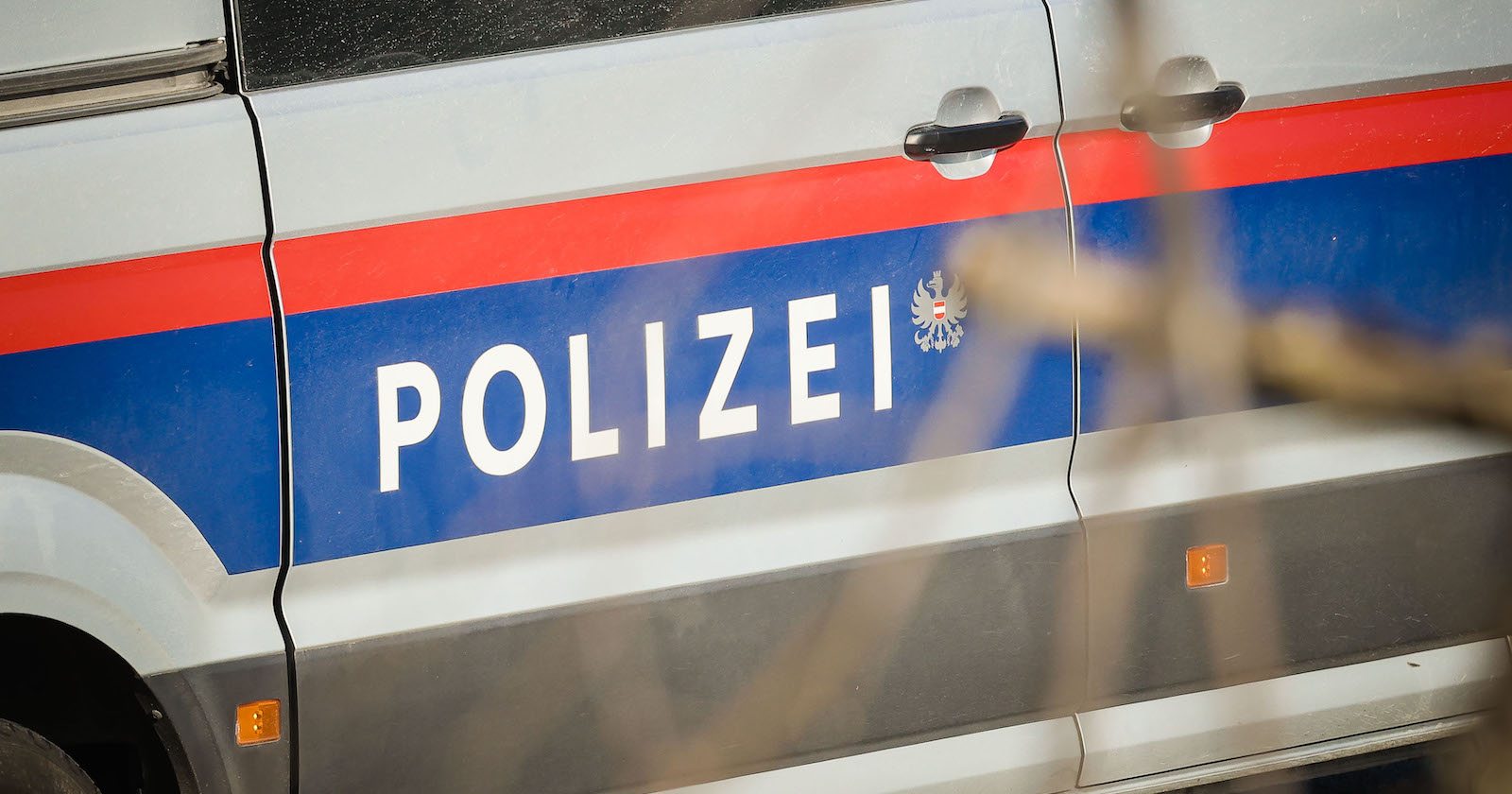 Schriftzug auf einem Polizeiauto