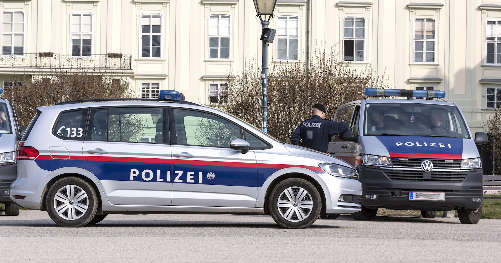 Zwei Polizeiautos auf der Straße.