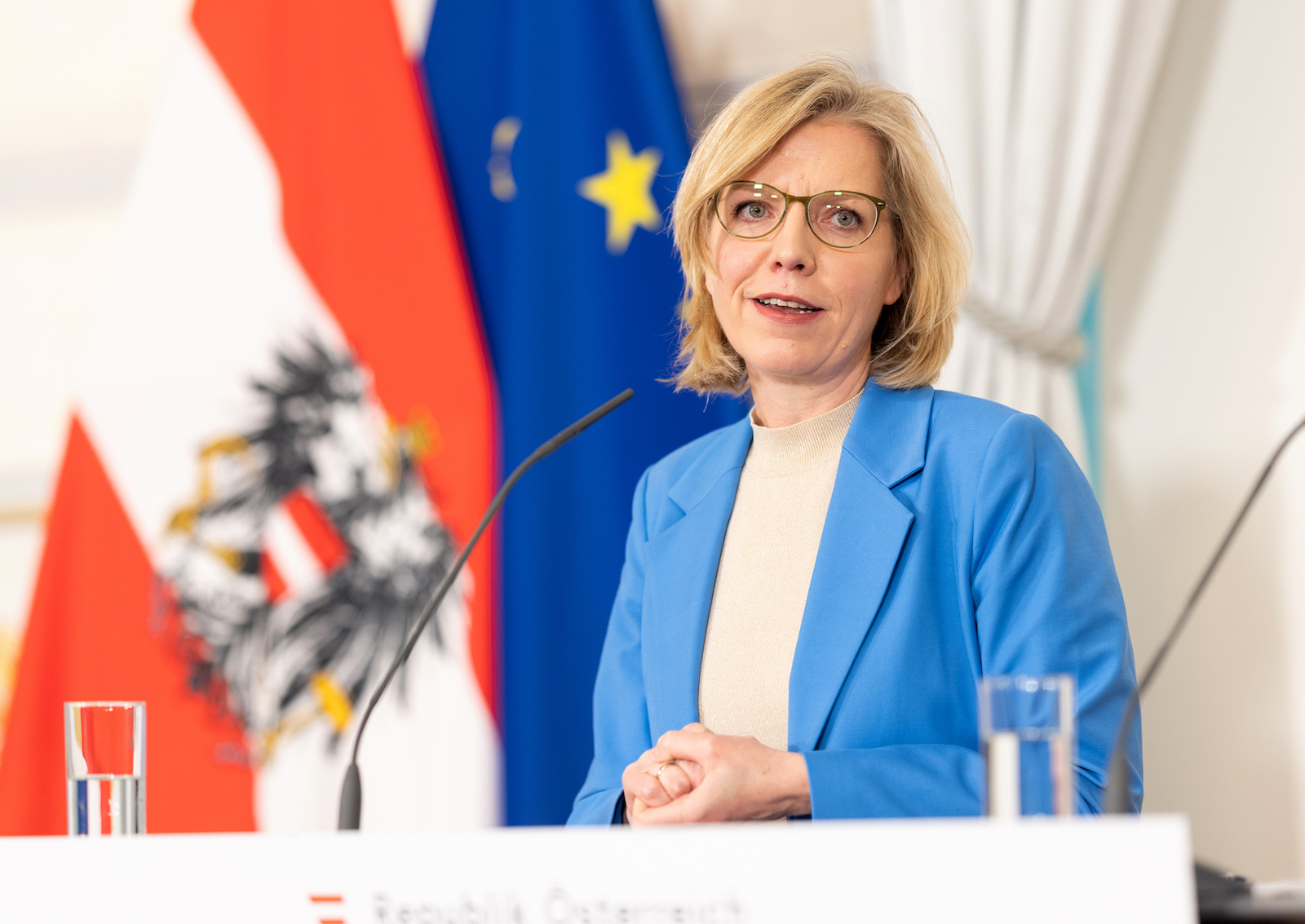 Leonore Gewessler in blauem Blazer.