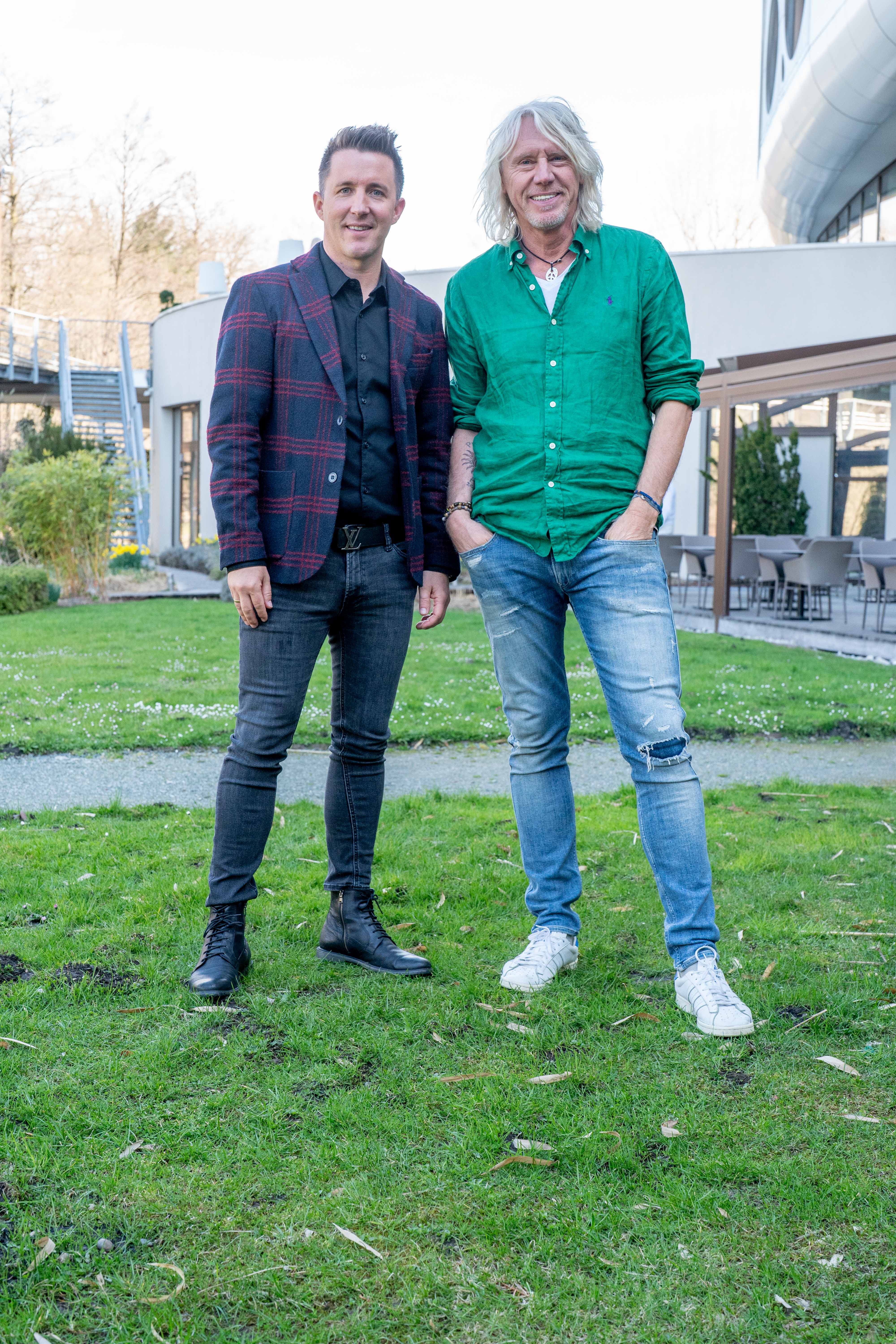 Thomas Semmler und Ewald Tatar im Garten des Seepark Wörthersee Resort