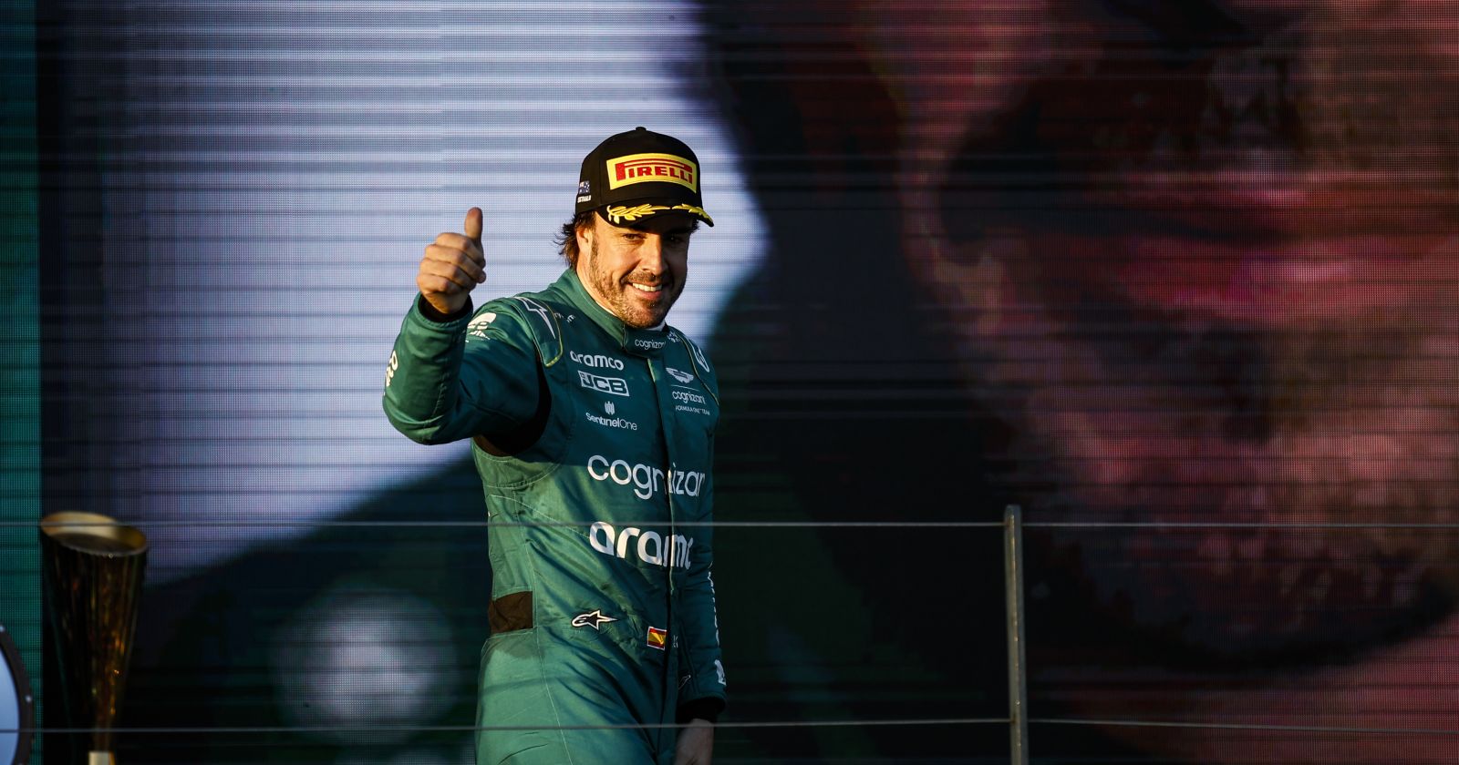 Fernando Alonso in Rennanzug auf dem Podium.