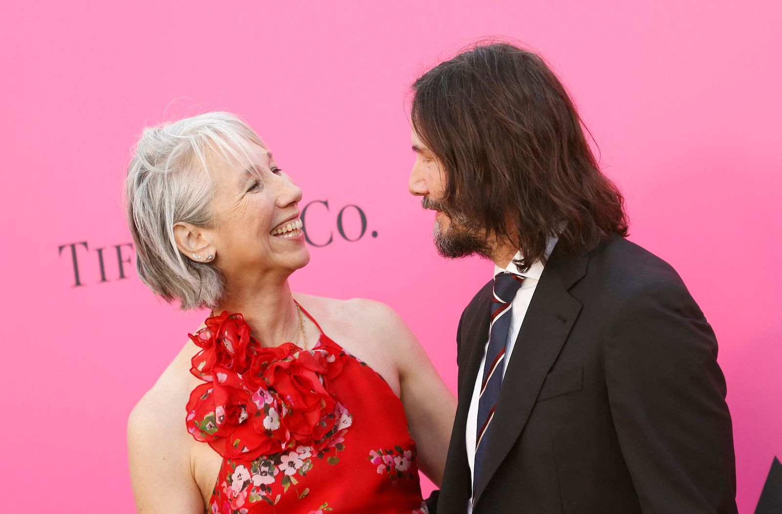 Keanu Reeves und Alexandra Grant lachen sich verliebt an.