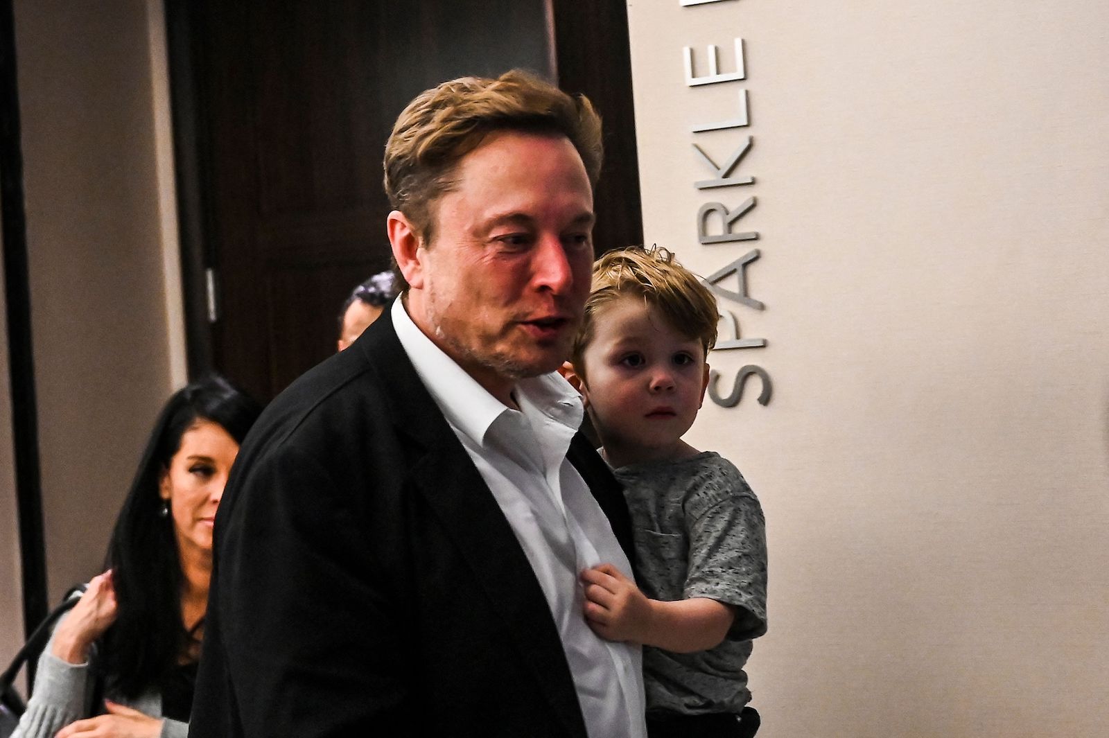 Elon Musk mit seinem Sohn