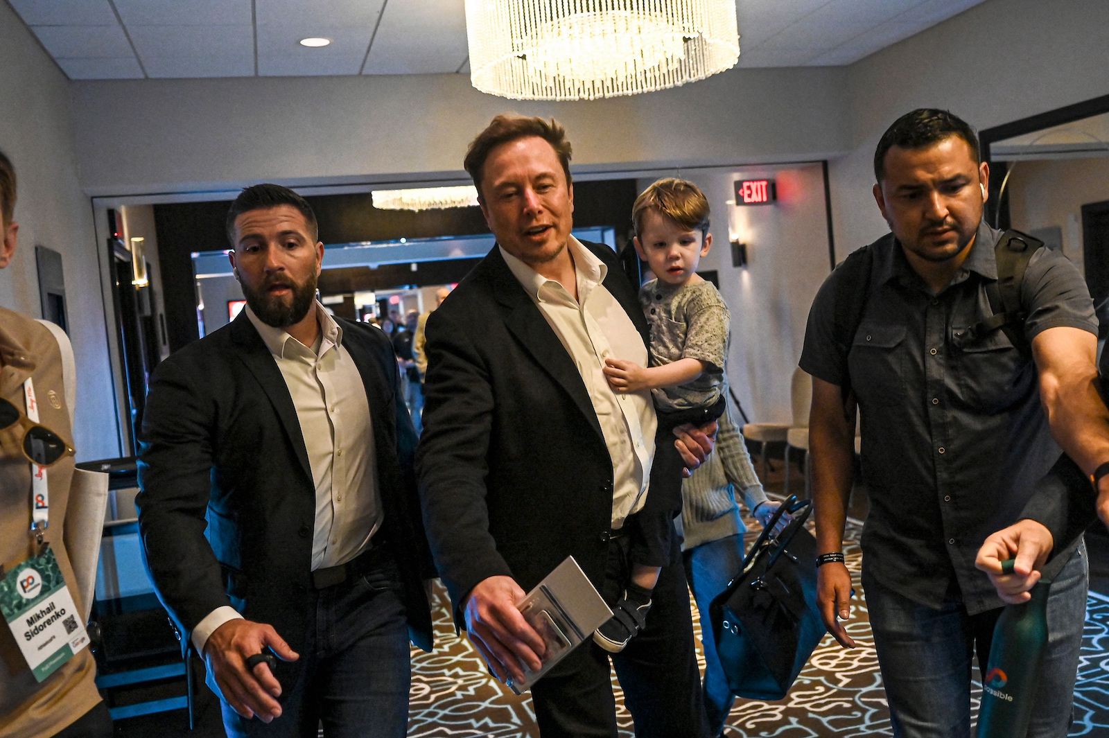 Elon Musk mit seinem Sohn X Æ A-XII und Bodyguards.
