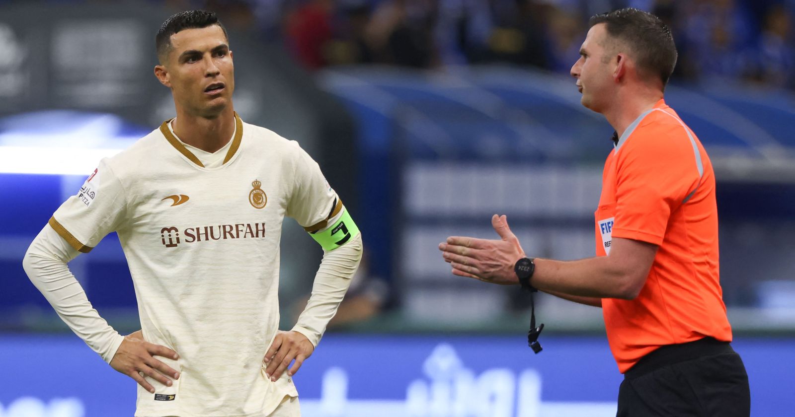 Cristiano Ronaldo debattiert mit dem Schiedsrichter.