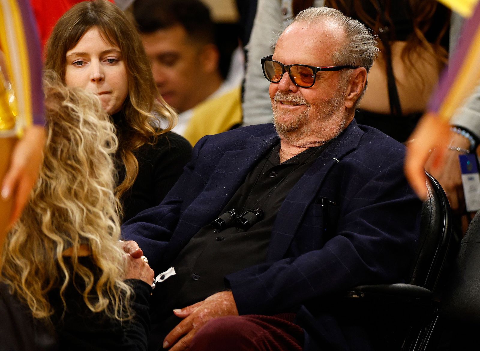 Jack Nicholson verfolgt das Basketballspiel vom Spielfeldrand aus.