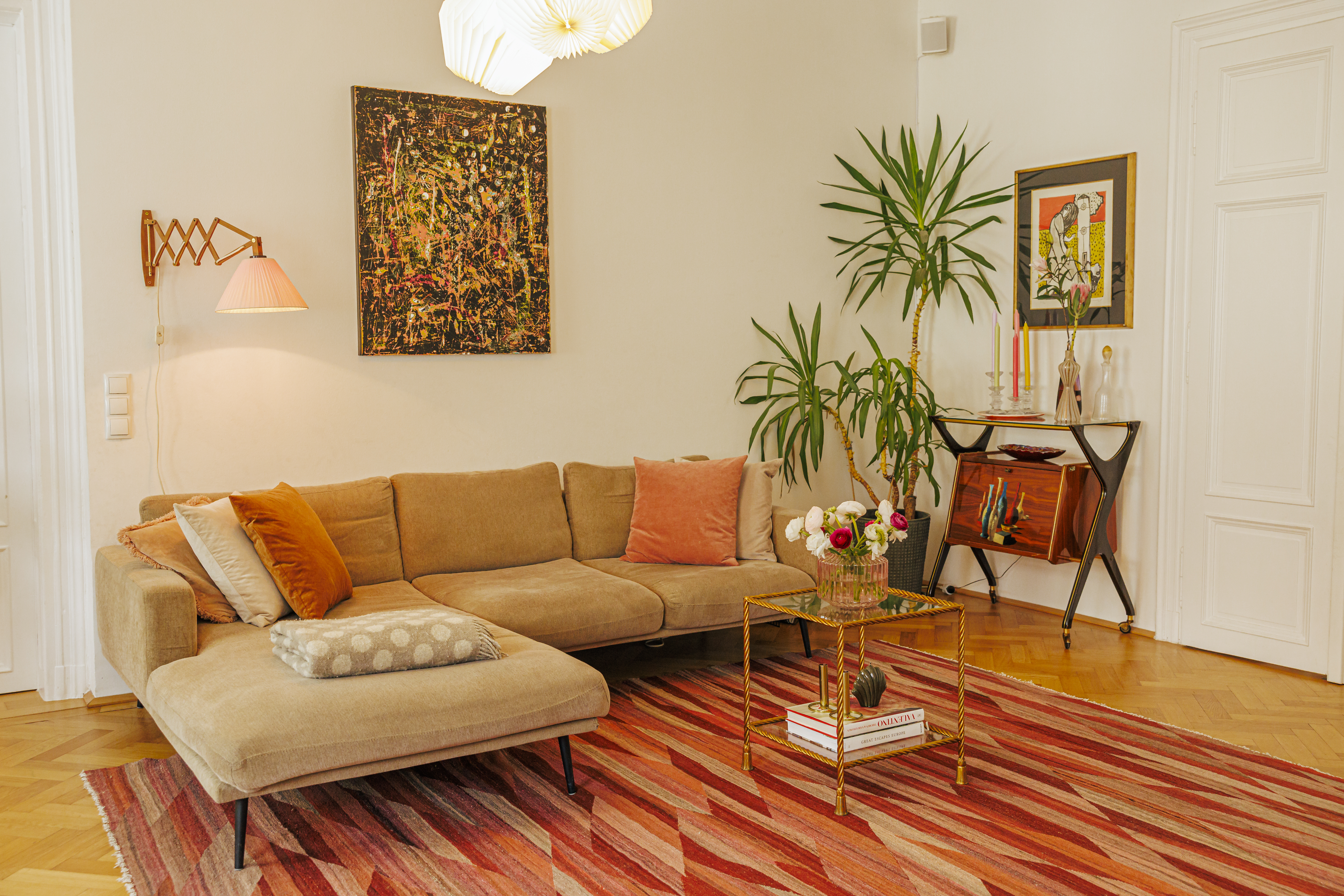 Beiges Sofa und bunter Teppich