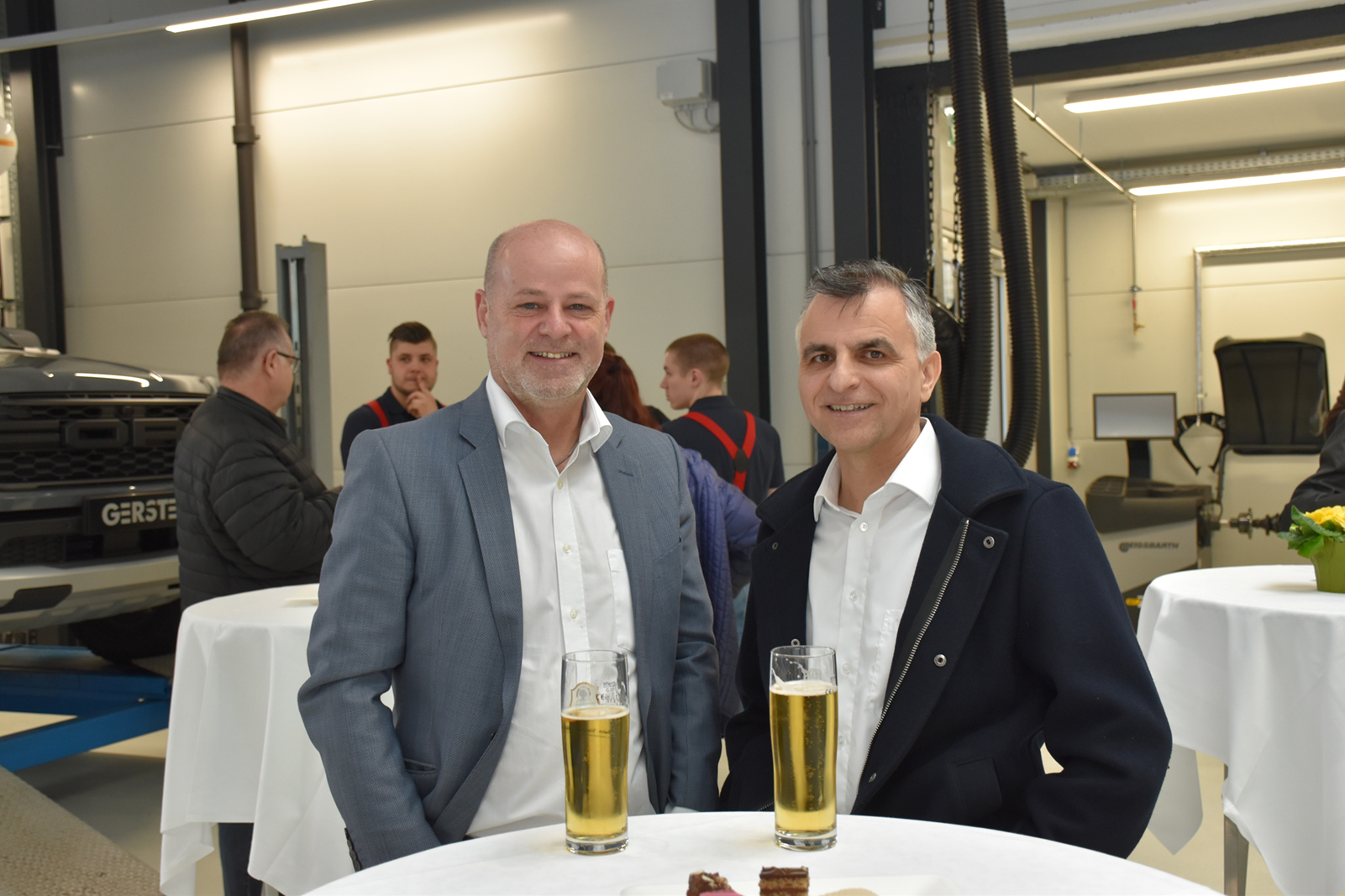 Werner Schuchter (Easy Leasing Innsbruck) und René Friedrichs (Finanzchef Auto Gerster)
