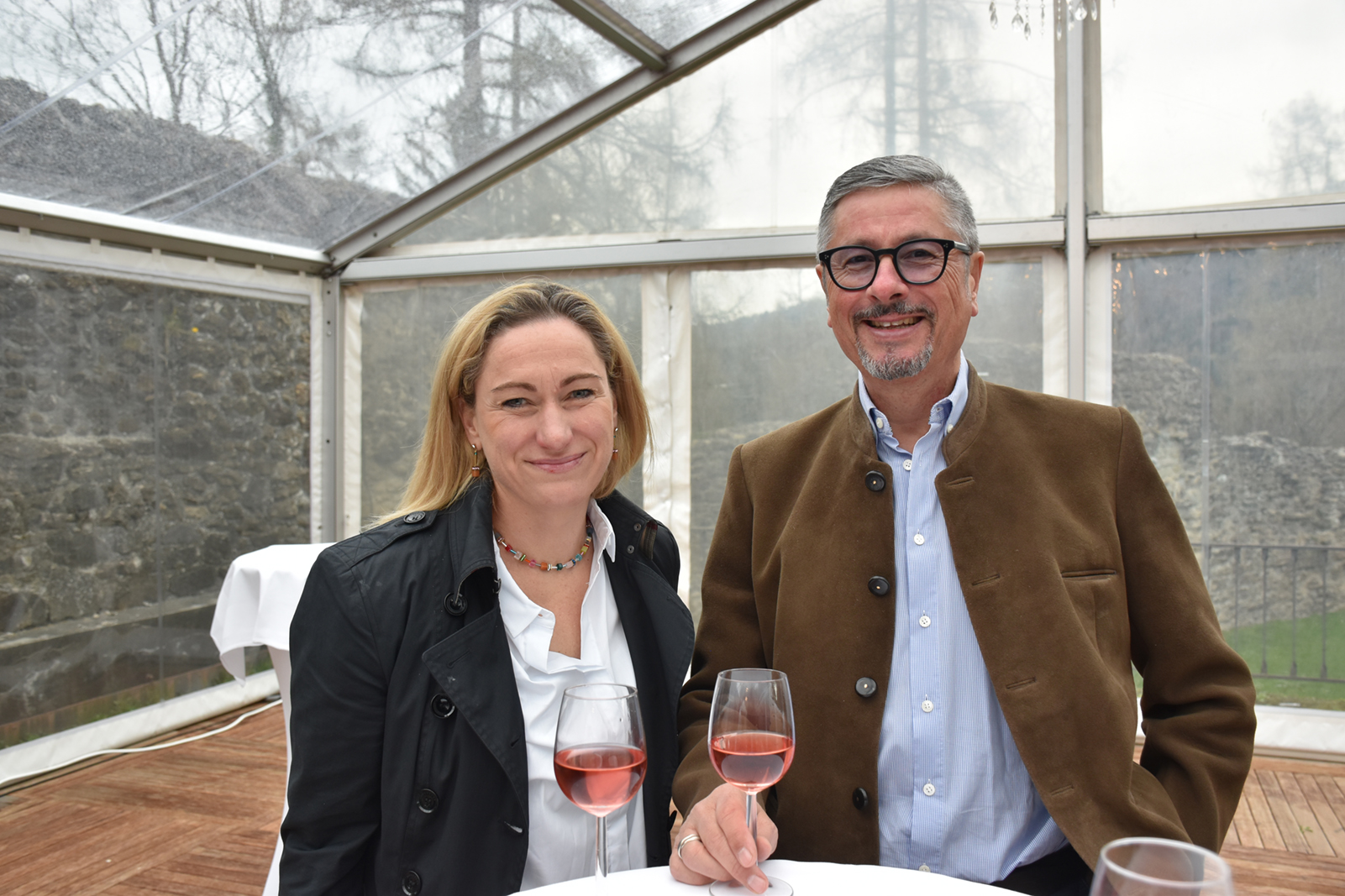 Helga Boss (Helga Boss Evizienzmanagement) und Weinritter Bernd Egger (BJE Kunststoffe St. Gallen)