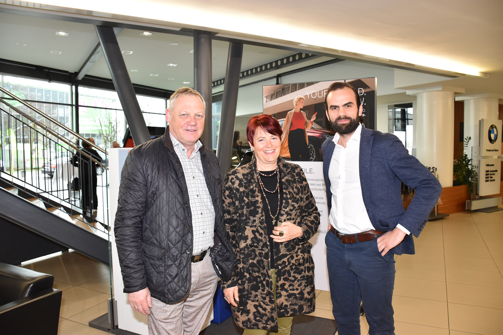 Peter und Brunhilde Immler mit Verkaufsberater Leandros Tsohataridis