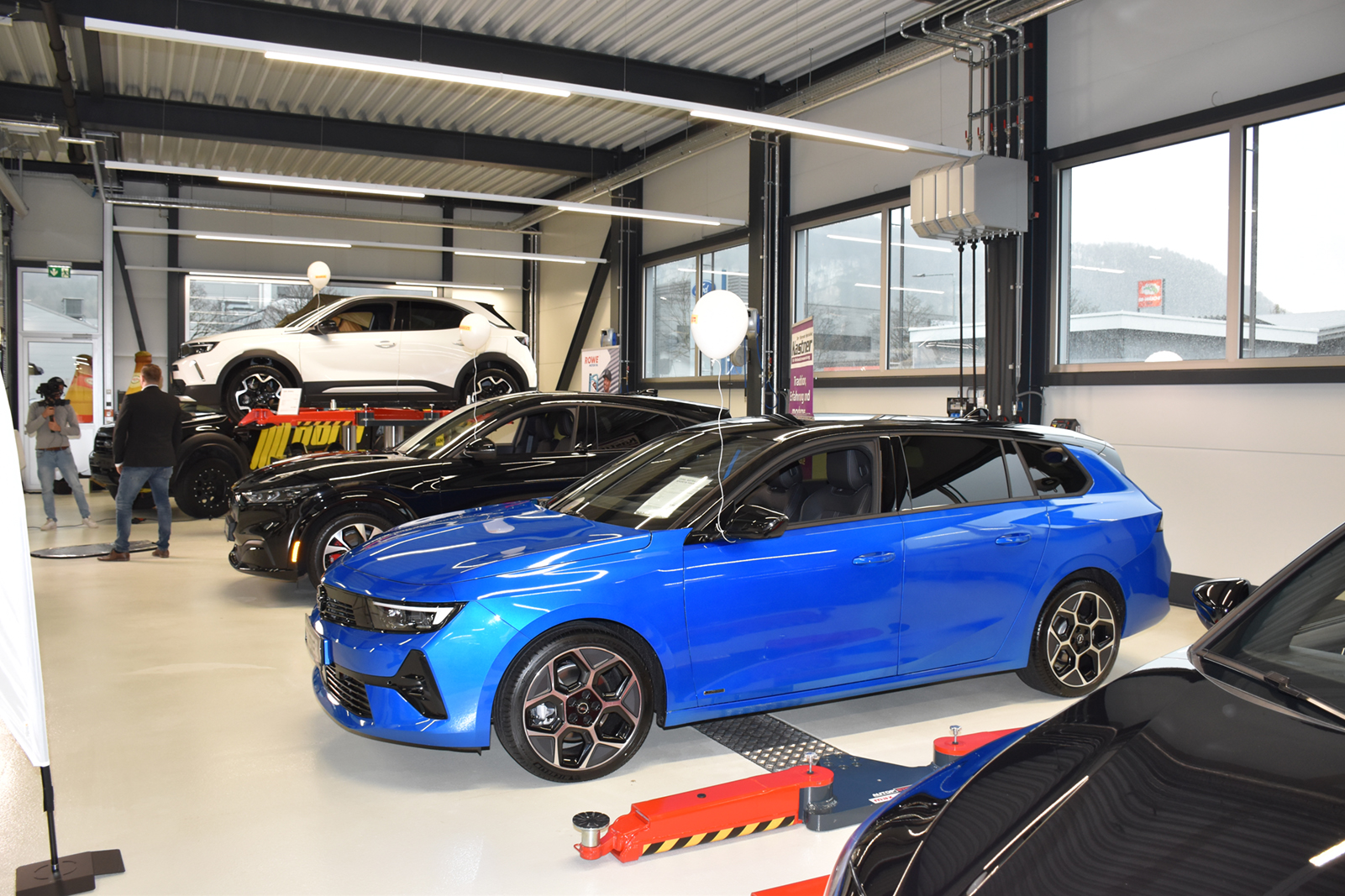 Die modernst eingerichtete Werkstatt hat 7 Hebebühnen, Schwerlastbühne, spezielle Hebetechnik für Elektrofahrzeuge, eine  3D Achsvermessung.