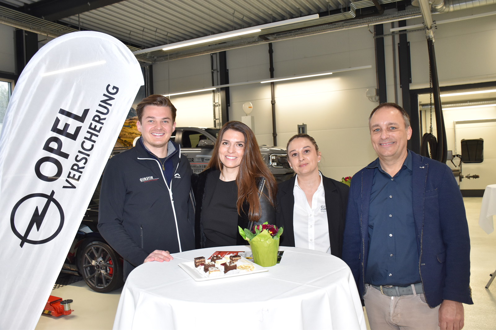 Philipp Gerster (Auto Gerster Vertriebsleiter) mit Karoline Sagmeister und Snjezana Dotlick (Opel Markenleitung) und René Hörmann (MultimediaFabrik Altach)