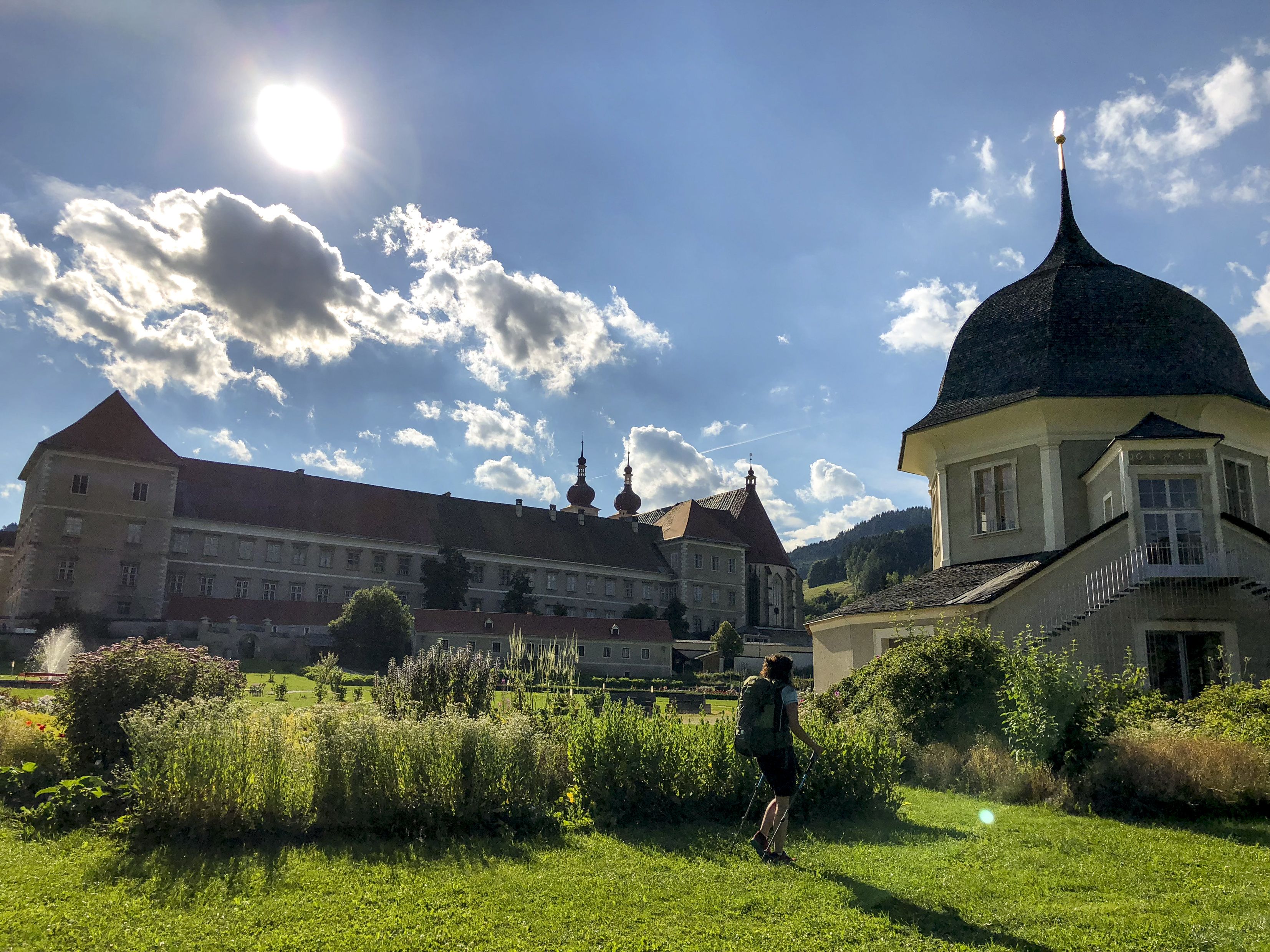 Ein Wanderer vor dem Stift Admont in der Steiermark